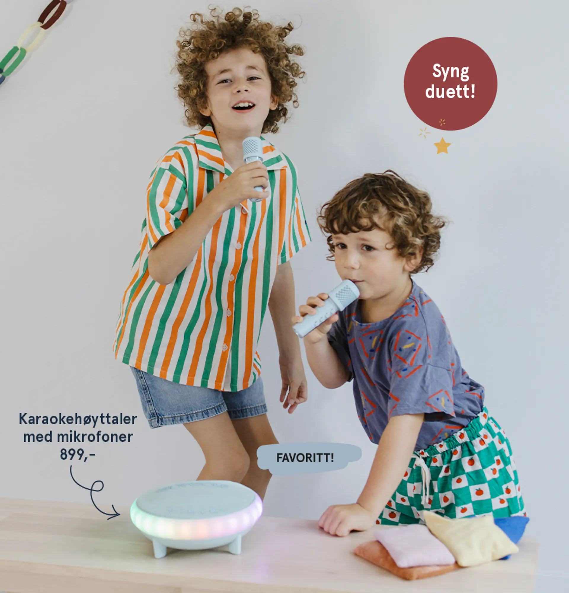 Gavetips fra 4 år: Karaokehøyttaler med mikrofoner - favoritt! Fotografi av to barn som synger duett.