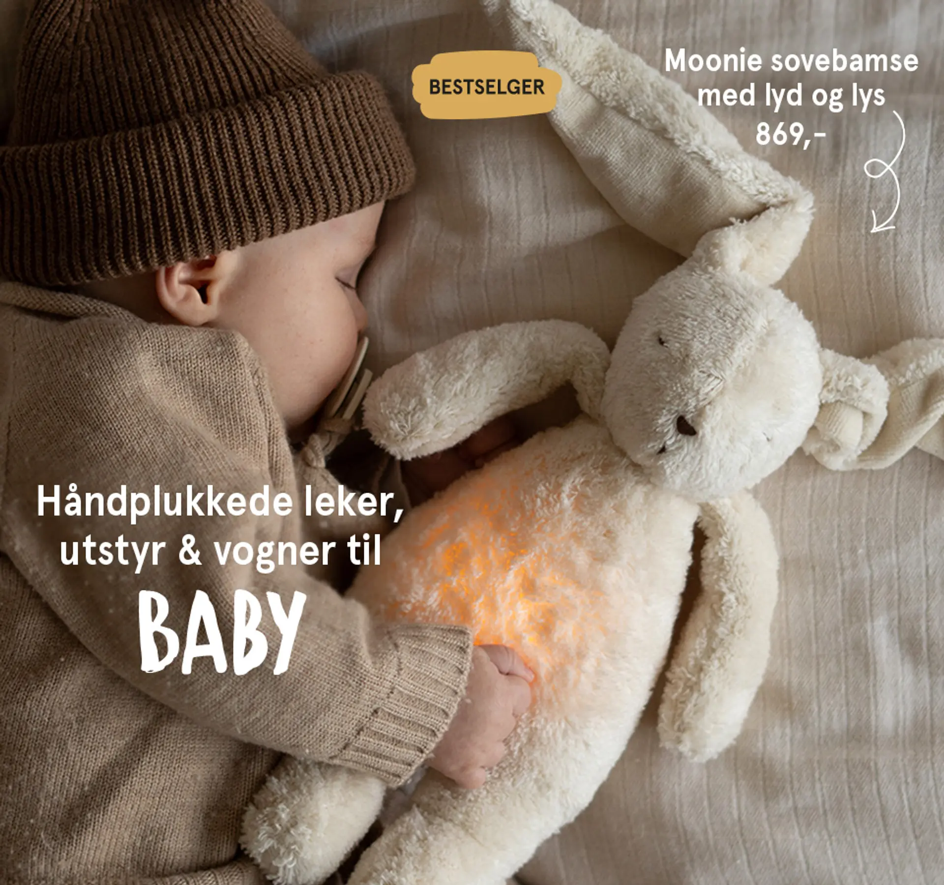 "Håndplukkede leker, utstyr & vogner til baby". Fotografi av baby i Najell babynest med Sophie la Girafe biteleke. SleepCarrier X Babynest fra Nahekk 1699,- Populær!