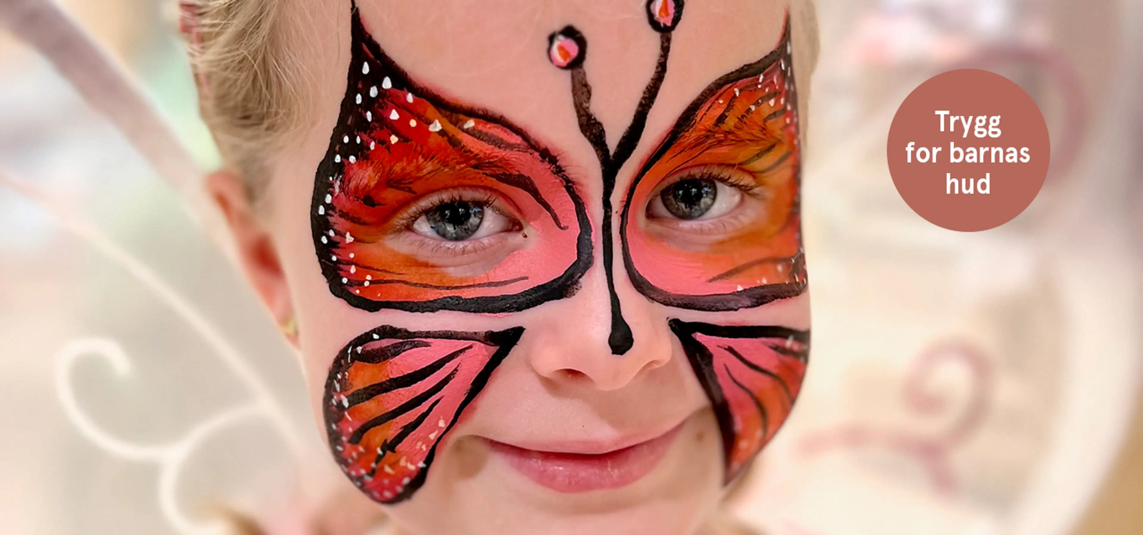 Fotografi av barn med sommerfugl-ansiktsmaling i fjeset. Trygg for barnas hud.