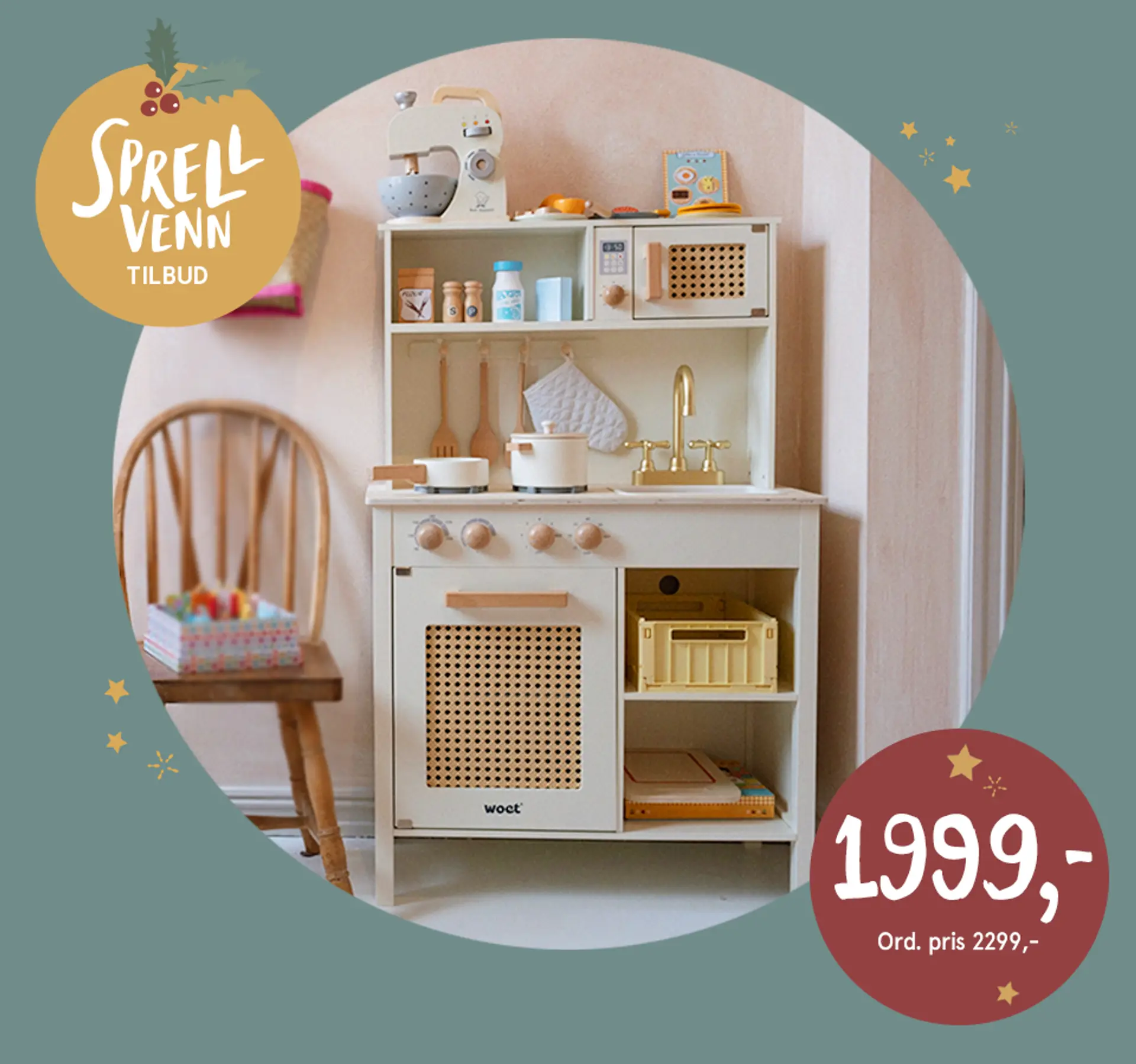Gavetips fra 3 år: Lekekjøkken i tre med rotting detaljer - Sprellvenntilbud! Illustrasjon med tekst og produktbilde av lekekjøkkenet.