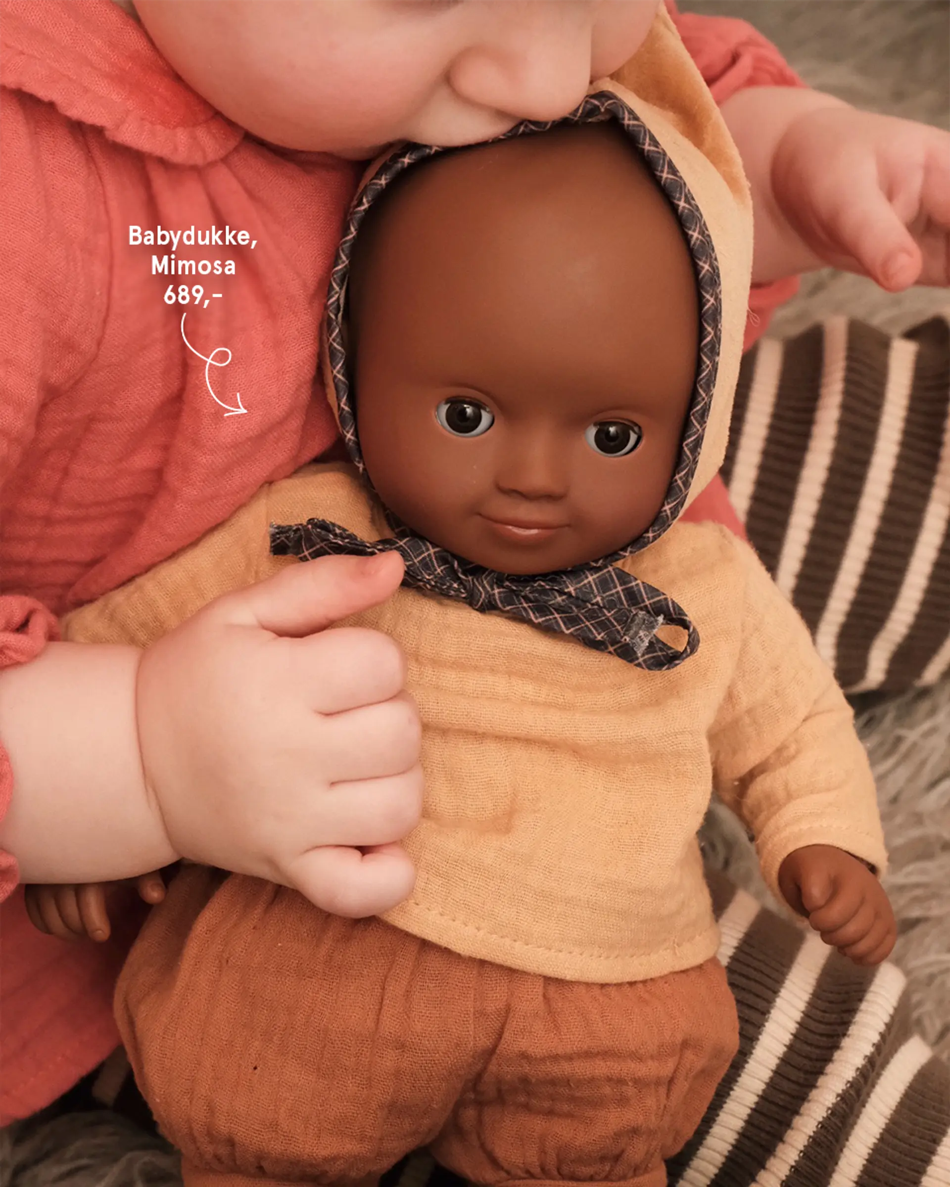 Fotografi av en babydukke. Juletilbud! NÅ 599 kr, ordinær pris 659 kr.