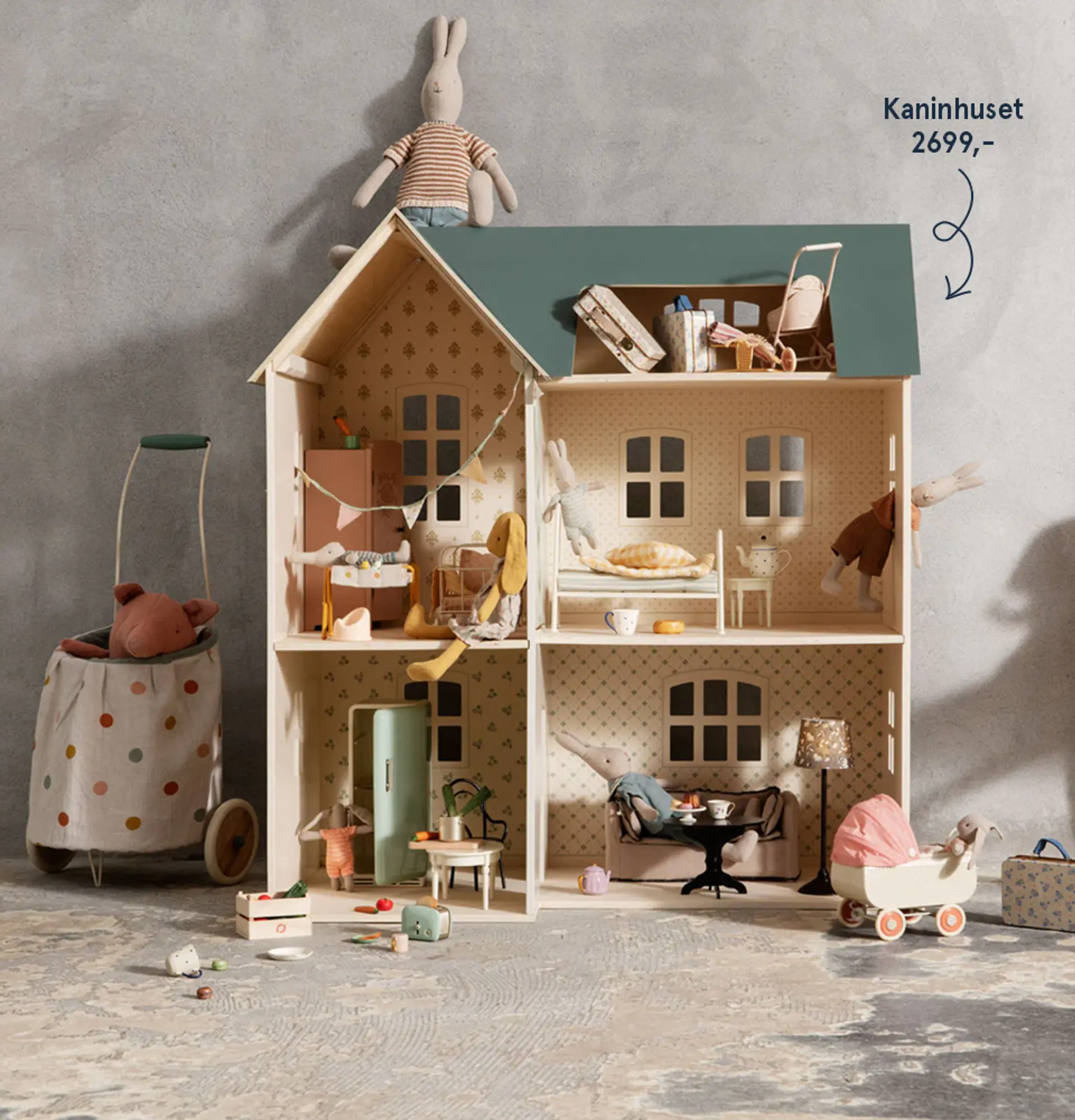 Fotografi av kaninhuset med dukker og tilbehør.