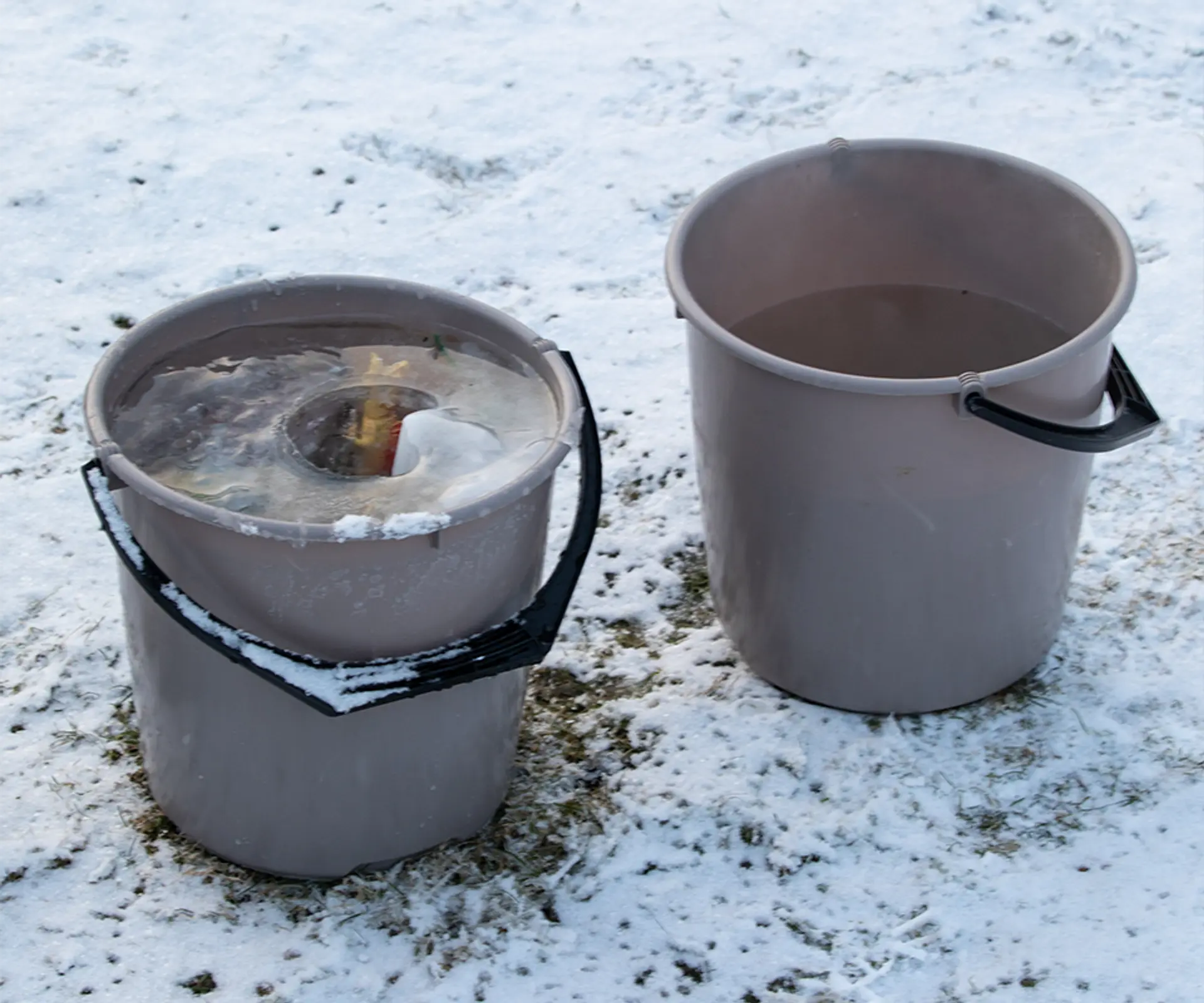 Lekefigurene og vann i bøtter, klare for nedfrysning.