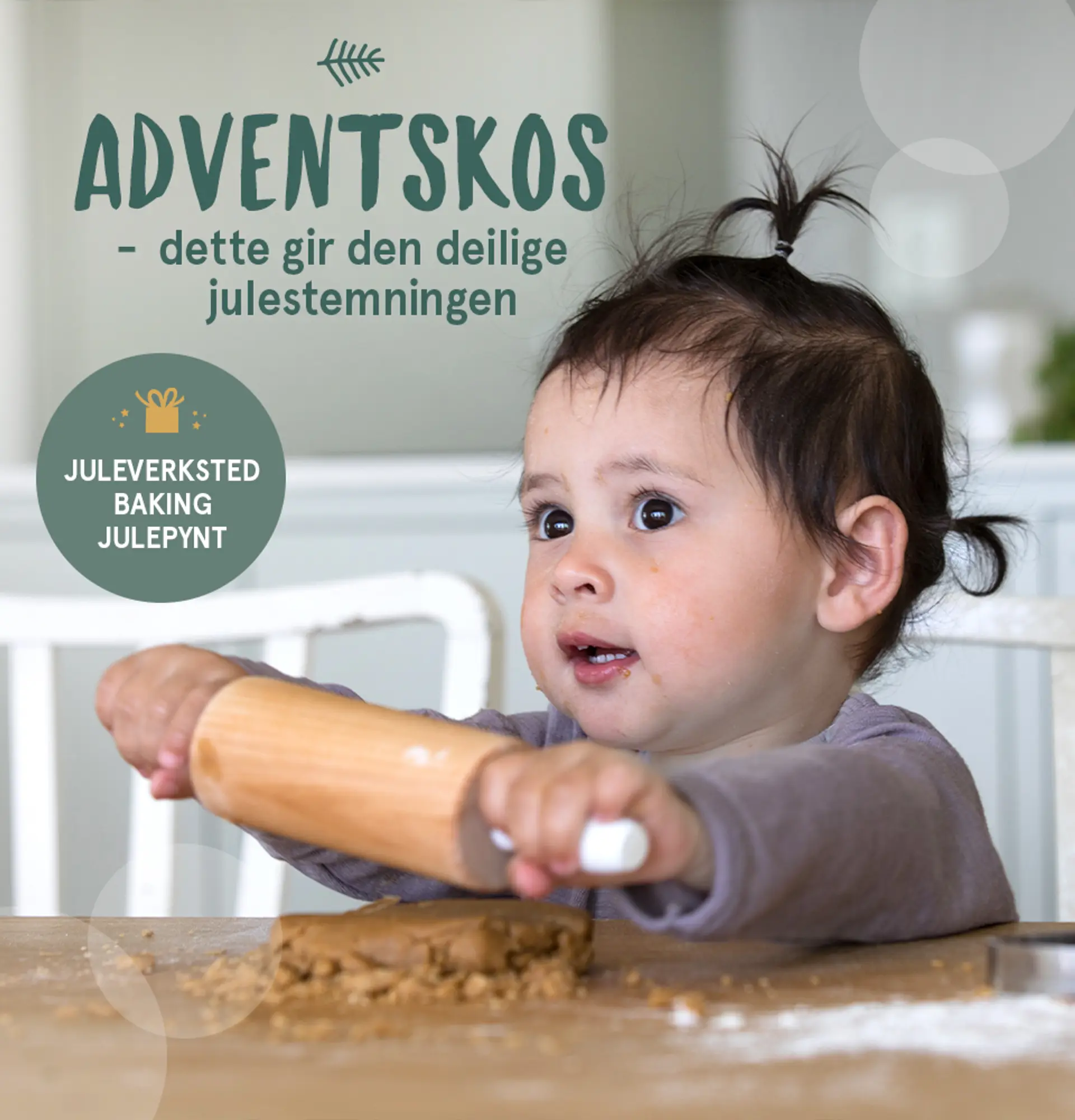 Julekalendere og kalendergaver - magisk nedtelling til jul. Fotografi av kalenderposer som henger på en snor.