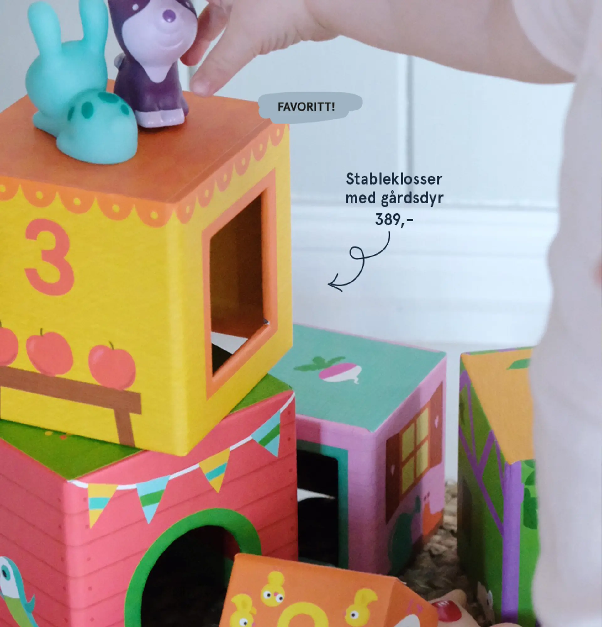 Fotografi av barn som leker med stableklosser med gårdsdyr - favoritt!