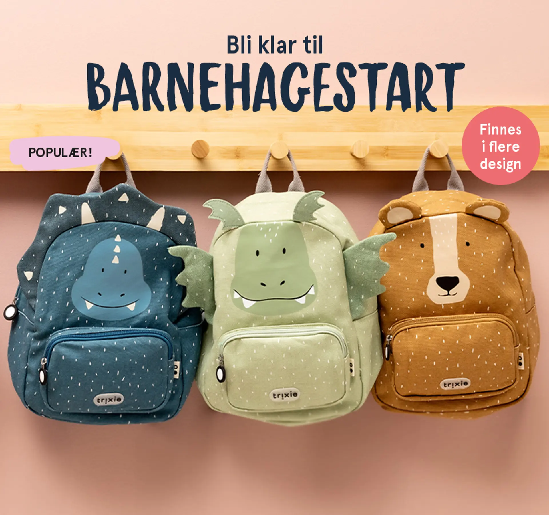 Jippi - det er ferietid! Favorittene til reisen finner du her. Fotografi av barn sittende på JetKids BedBox fra Stokke - Reisekoffert, trillesete og soveplass i ett, 1599kr.