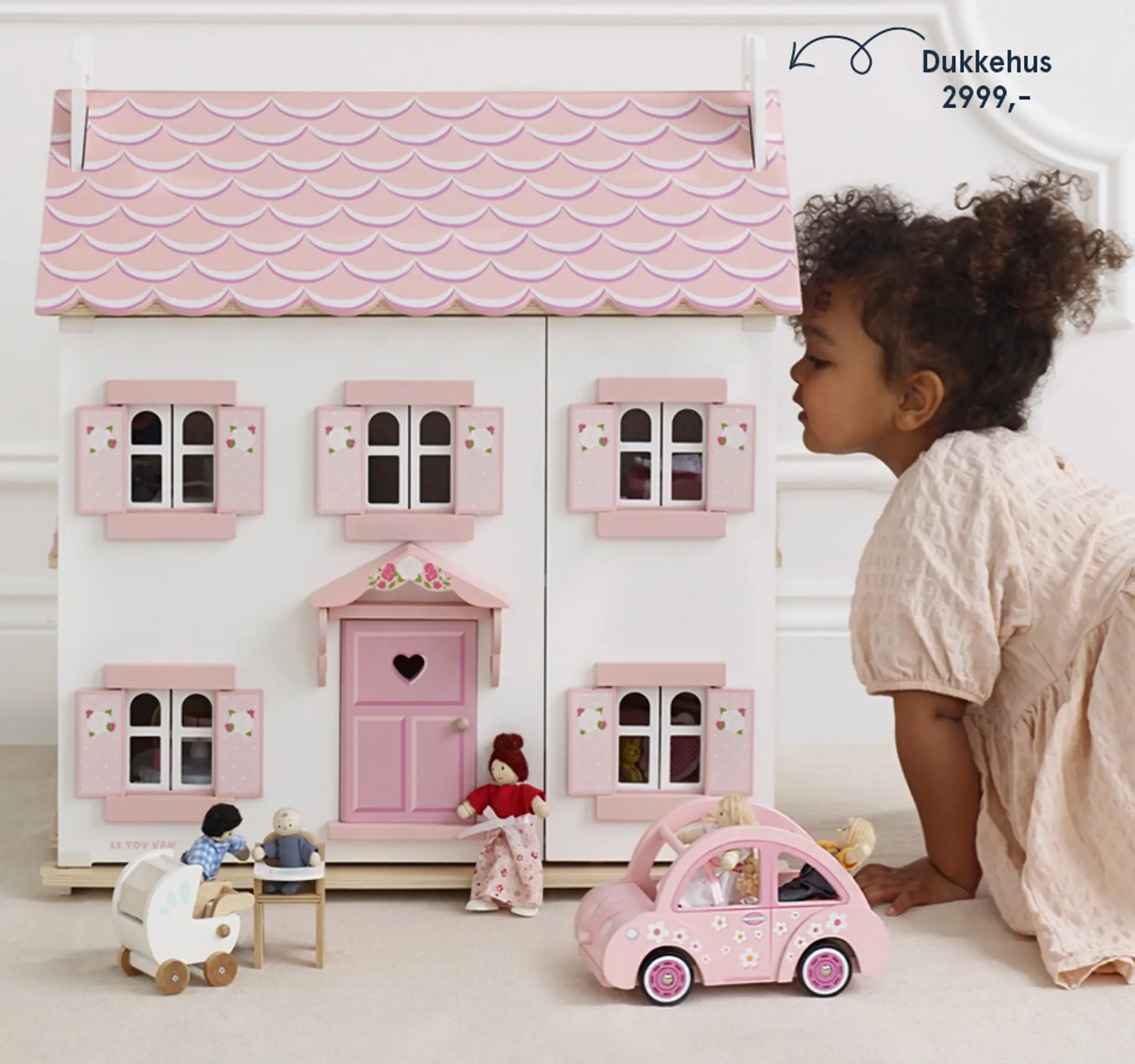 Sprellvenntilbud! Fotografi av barn som leker med dukkehus i tre. Tilbudet varer til og med 24. desember 2025.