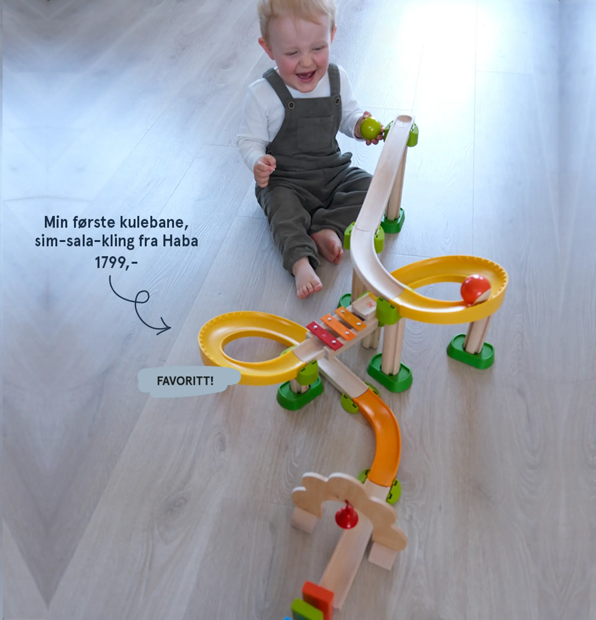 Fotografi av barn som leker med Haba sim-sala-kling kulebane - favoritt!