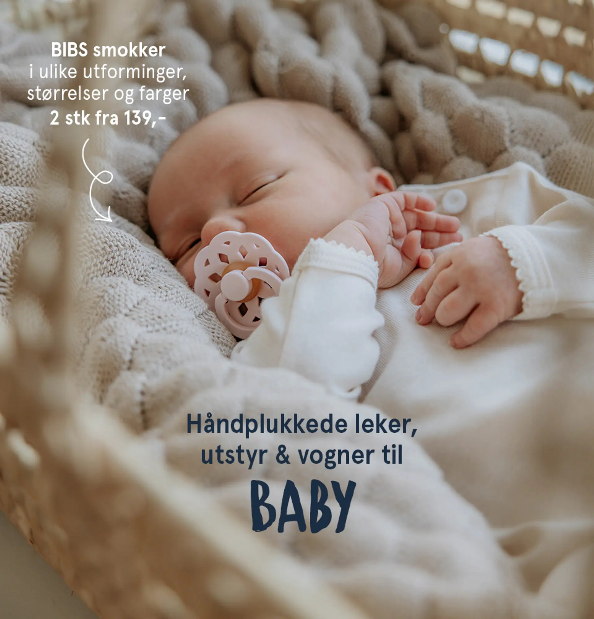 "Håndplukkede leker, utstyr & vogner til baby". Barn sovende med en Moonie sovebamse mellom hendene, 839 kr.