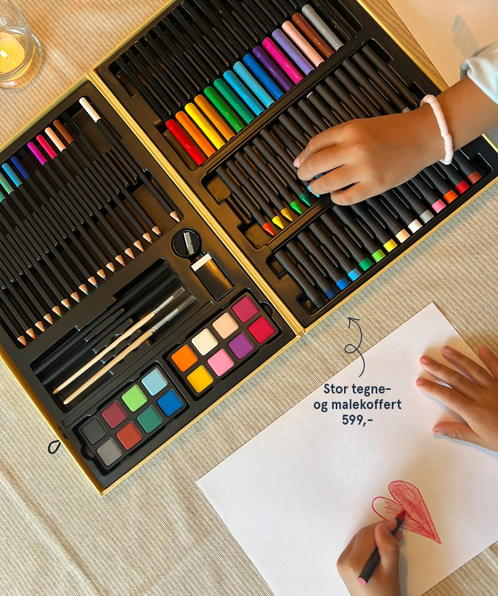 Gavetips fra 6 år: Stor tegne- og metallkoffert. Fotografi av barn som tegner med tegnekofferten.