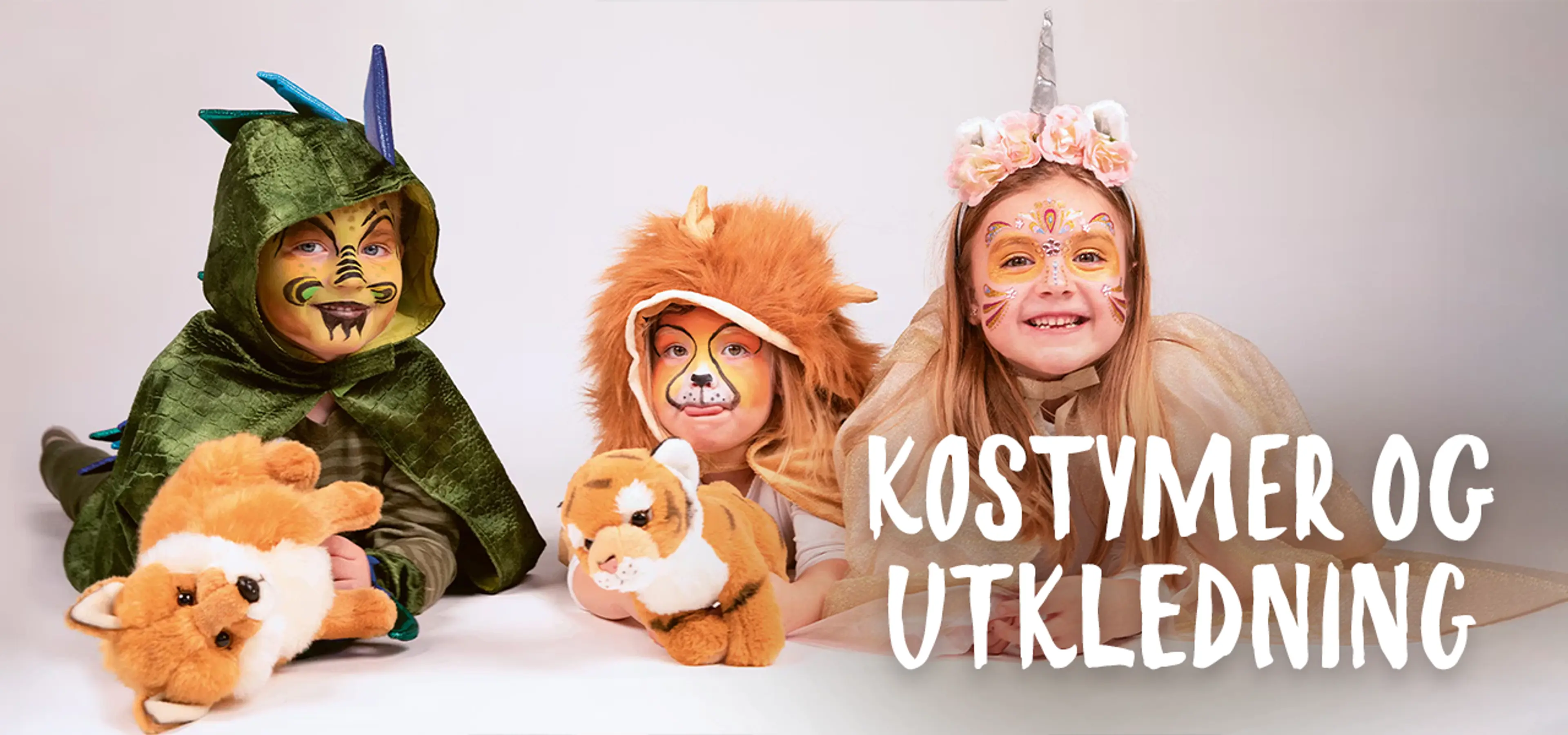 Kostymer og utkledning. Fotografi av tre barn utkledd i kostymer.