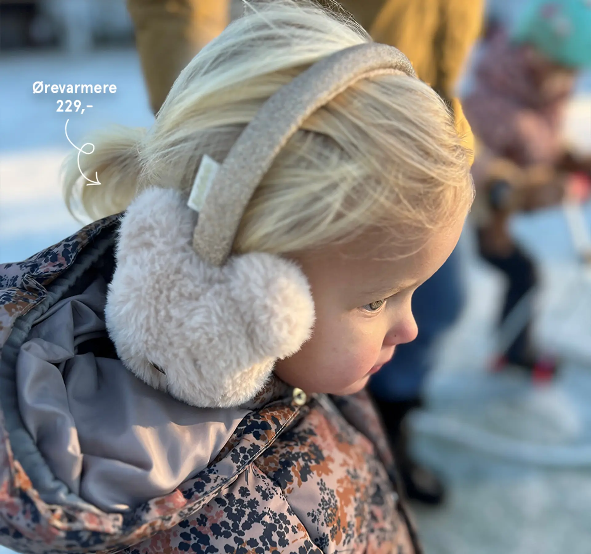 Skøyter som festes til skoene. Doble metallblader med ekstra bredde for god balanse. Justerbar fra str. 24-34. Fotografi av skøytene i bruk.