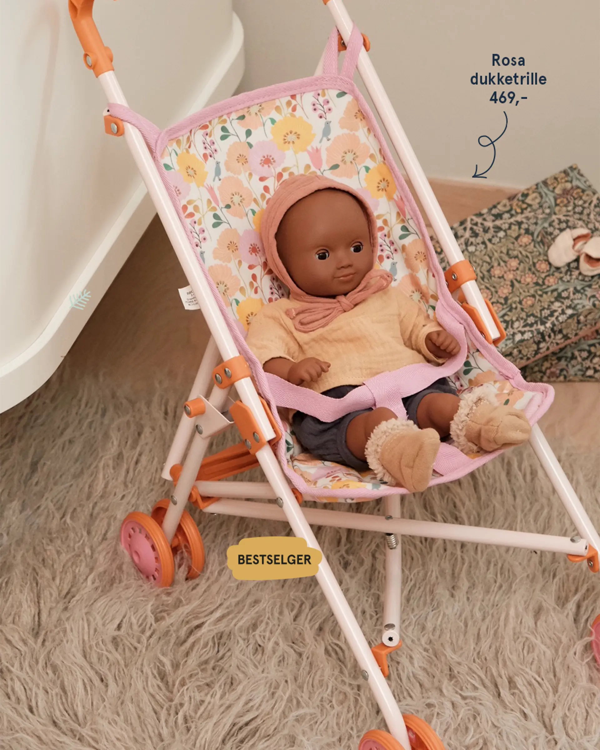 Fotografi av dukke som sitter i en dukketrille fra Pomea by Djeco - bestselger!