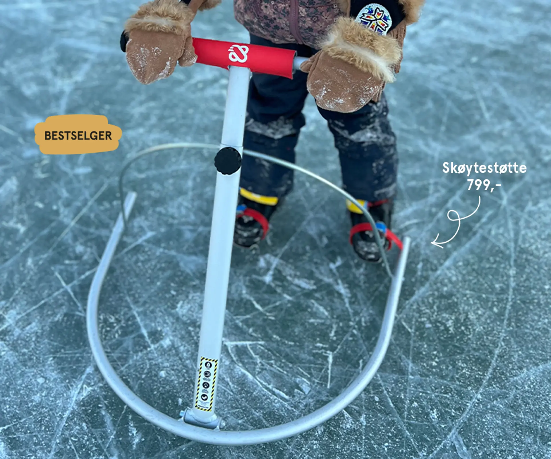 Lær å stå på skøyter med den geniale skøytestøtten! Sammenleggbar ramme og kan justeres i høyden. I aluminium til 799,-. Fotografi av skøytende jente med skøytestøtte.