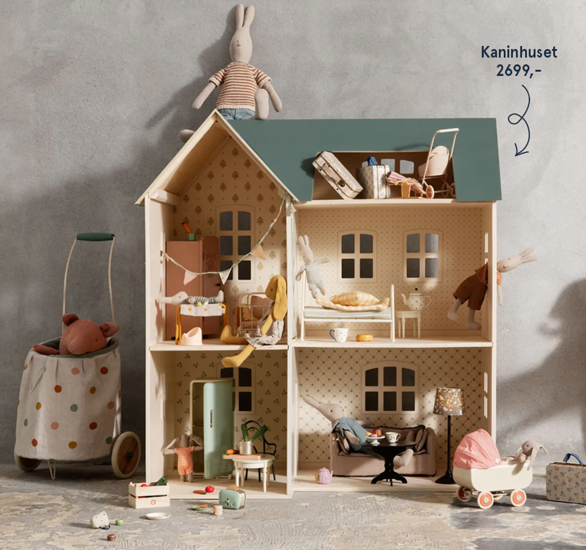 Fotografi av kaninhuset med dukker og tilbehør.