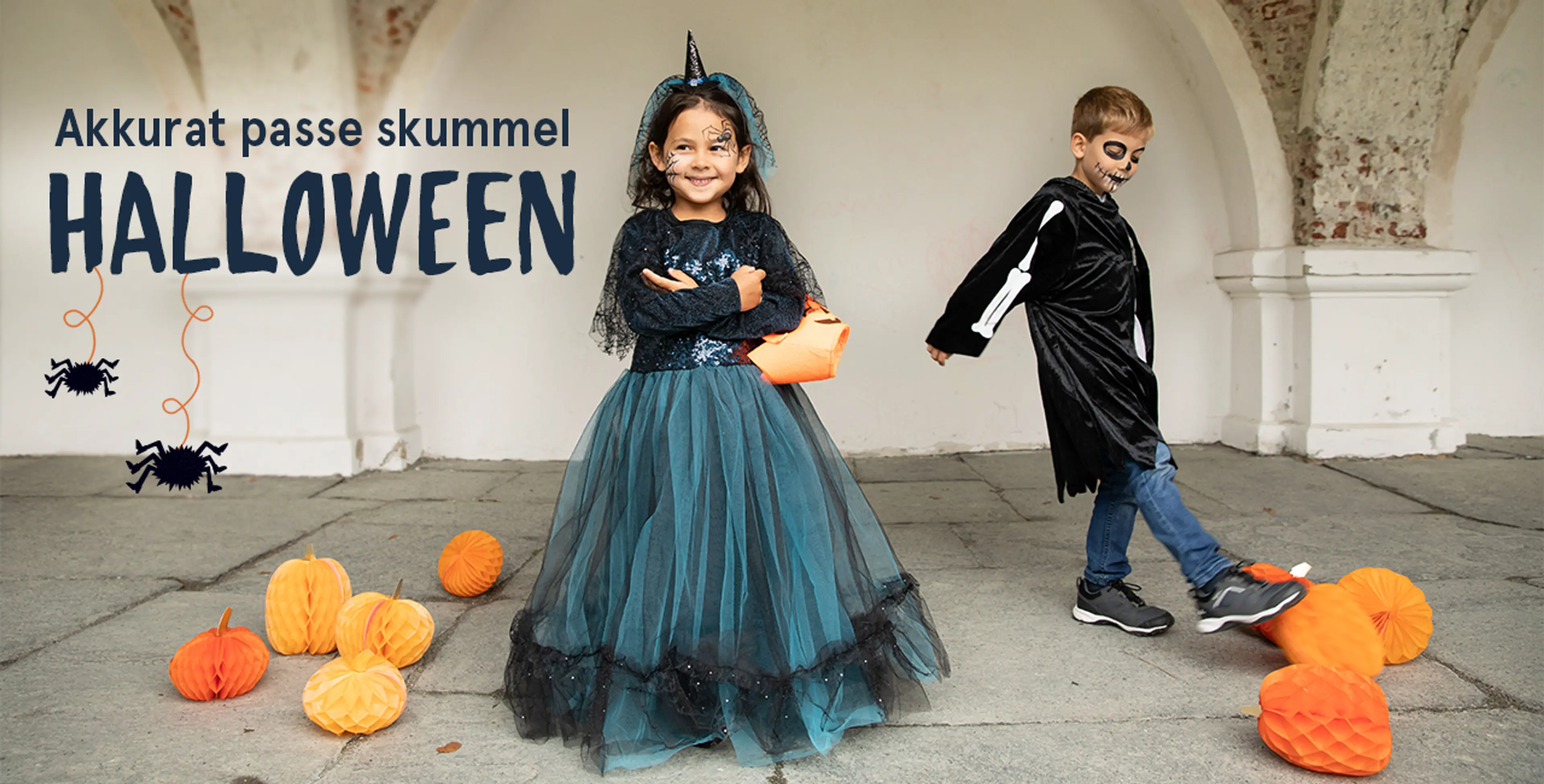 Akkurat passe skummel Halloween. Fotografi av barn utkledd i kostyme.