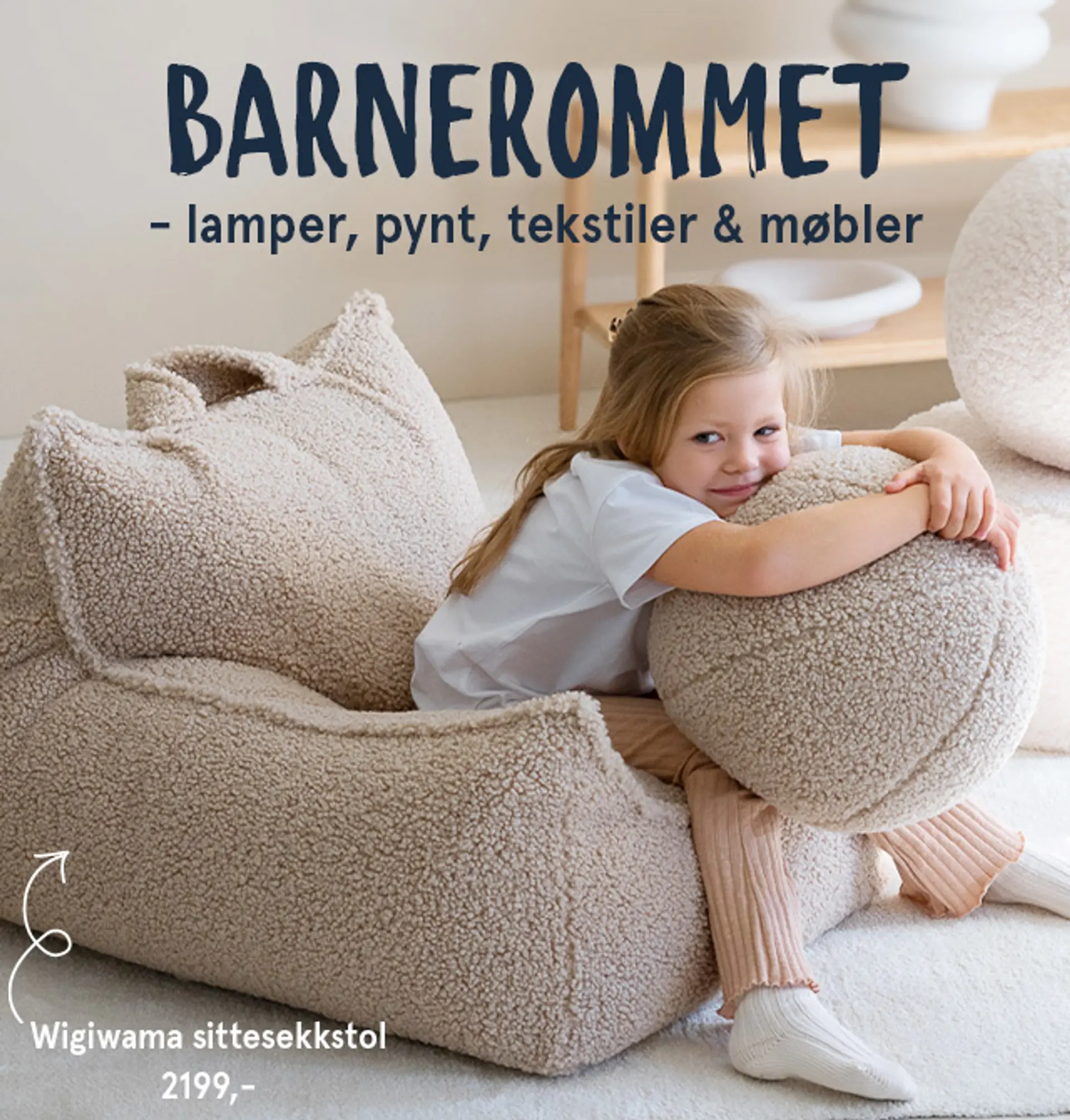 "Barnerommet - lamper, pynt, tekstiler & møbler". Oliver Furniture barne- og babyseng i eik stående på et barnerom..