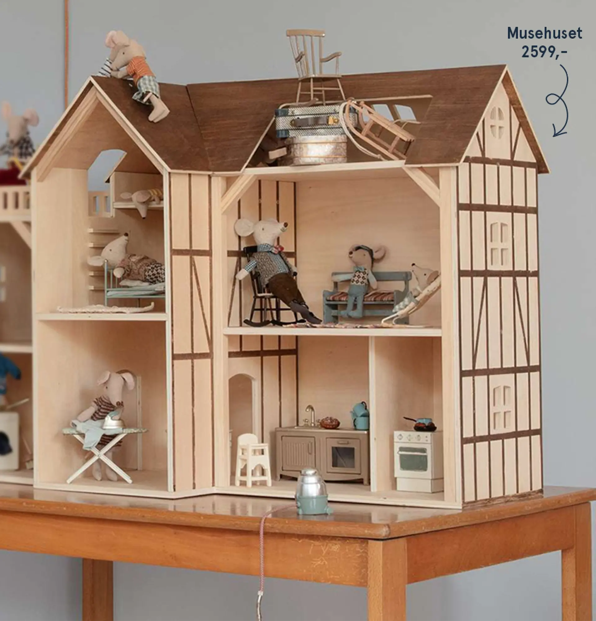 Fotografi av kaninhuset med dukker og tilbehør.