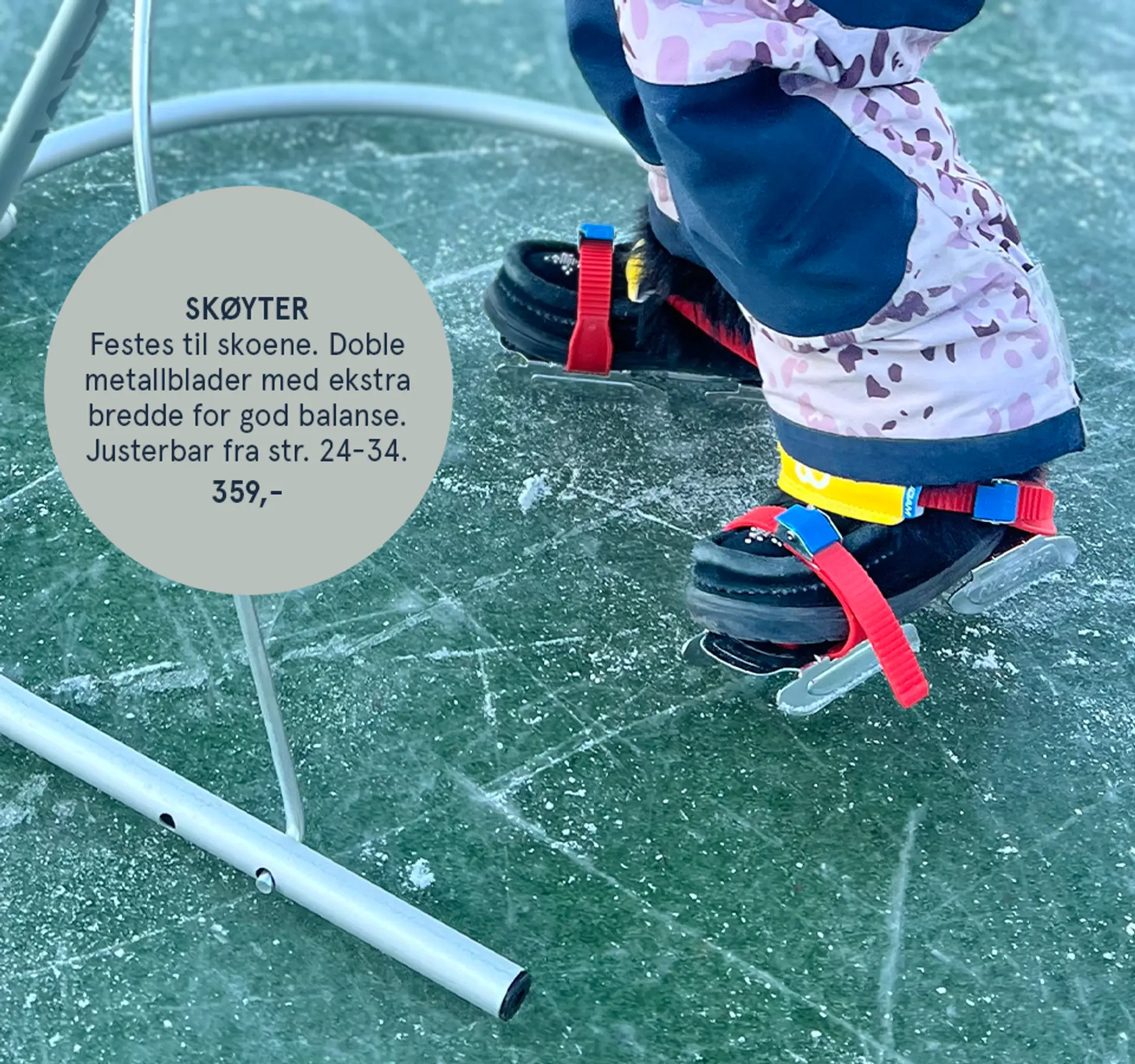 Skøyter som festes til skoene. Doble metallblader med ekstra bredde for god balanse. Justerbar fra str. 24-34. Fotografi av skøytene i bruk.