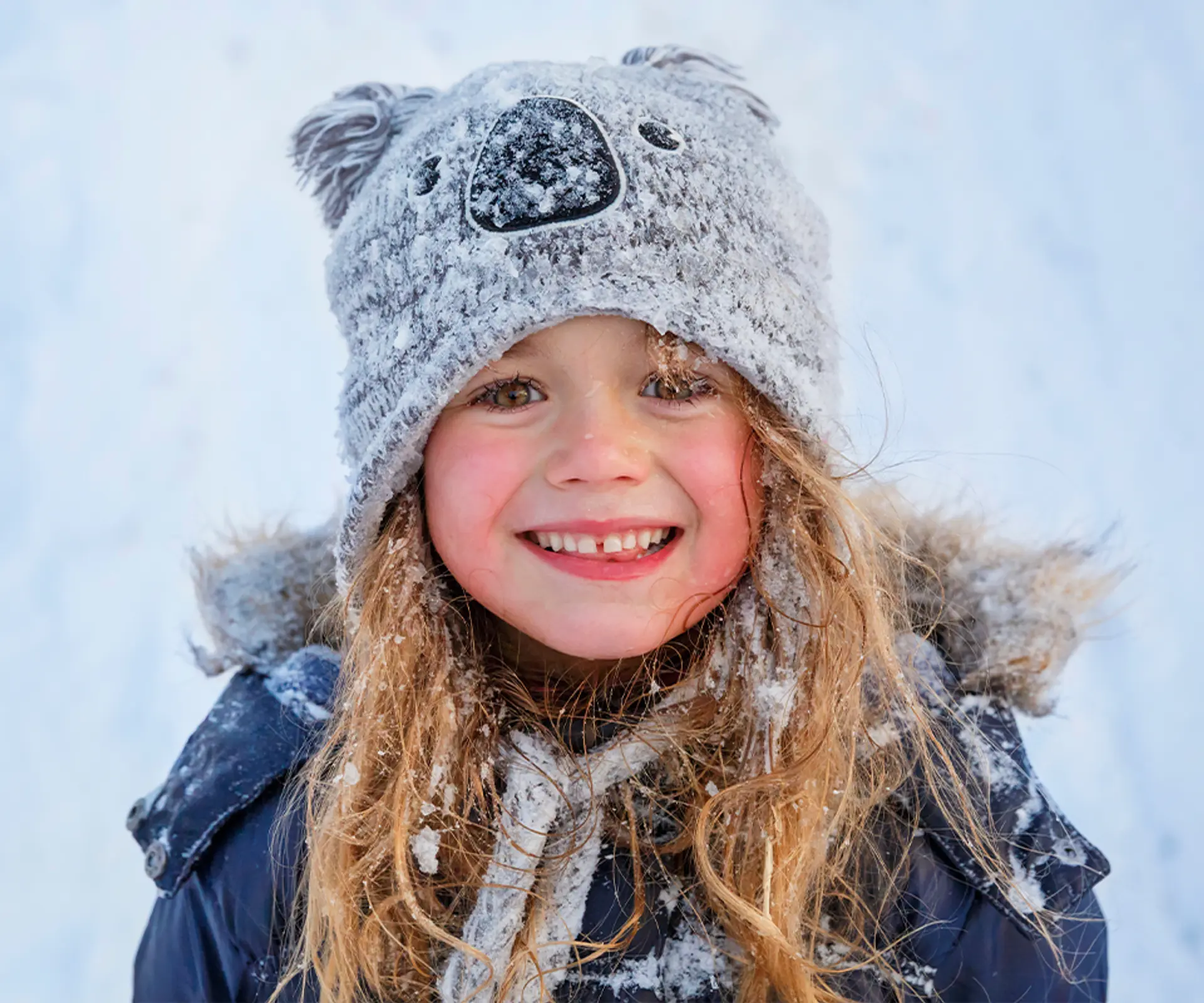 Fotografi av ballonger fylt med vann hengende på treet, klare for nedfrysning.