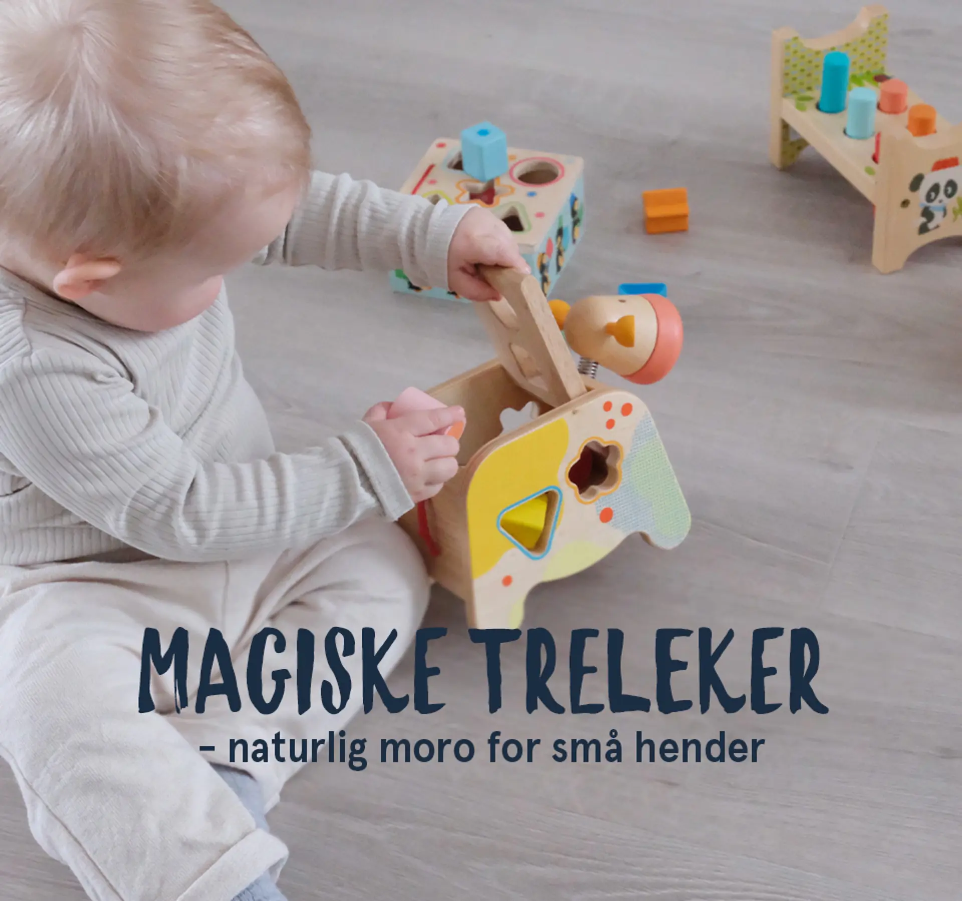 Magiske treleker - naturlig moro for små hender. Fotografi av et barn som leker med Djeco puttekasse ku i tre.