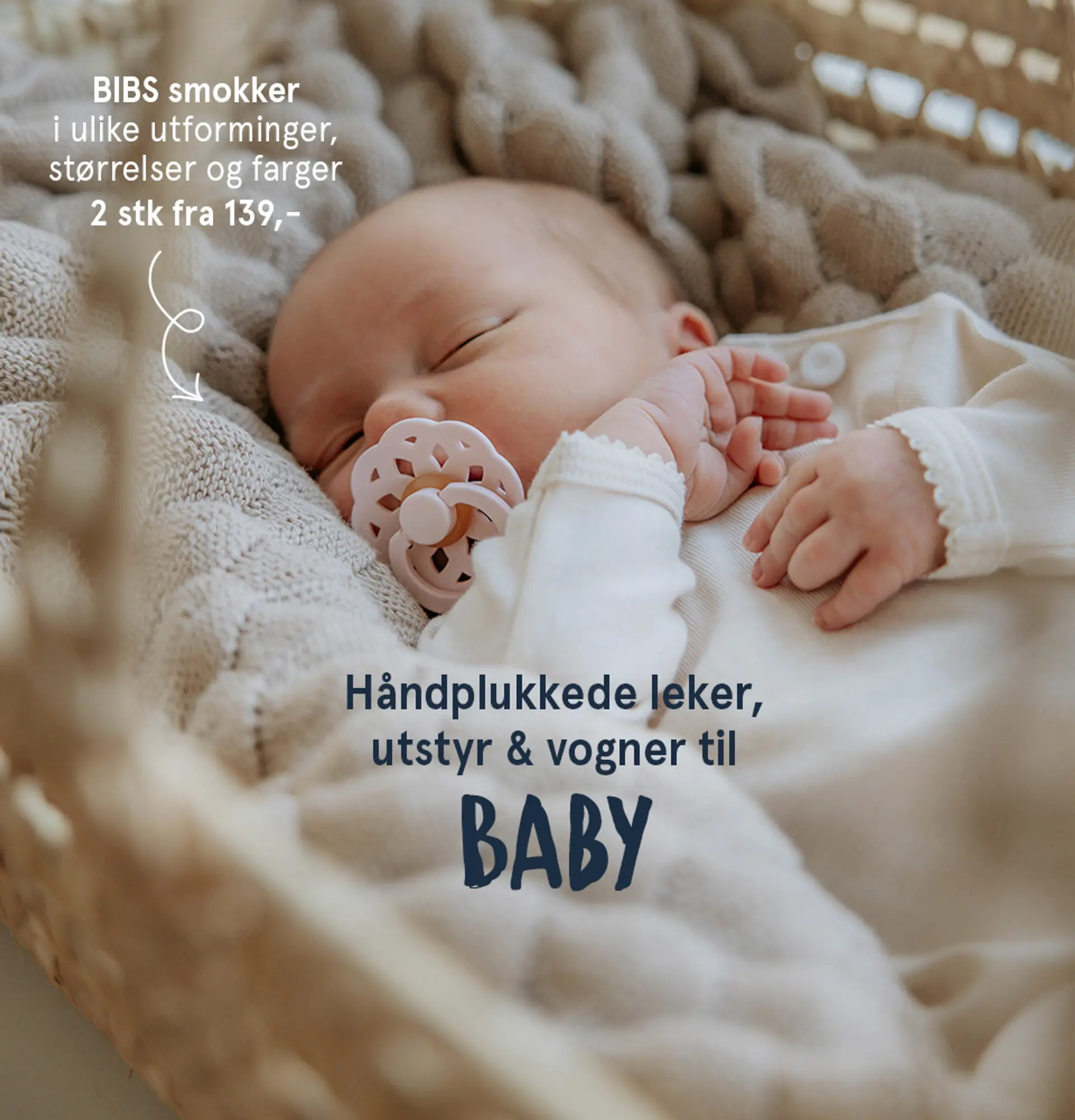 "Håndplukkede leker, utstyr & vogner til baby". Barn sovende med en Moonie sovebamse mellom hendene, 839 kr.