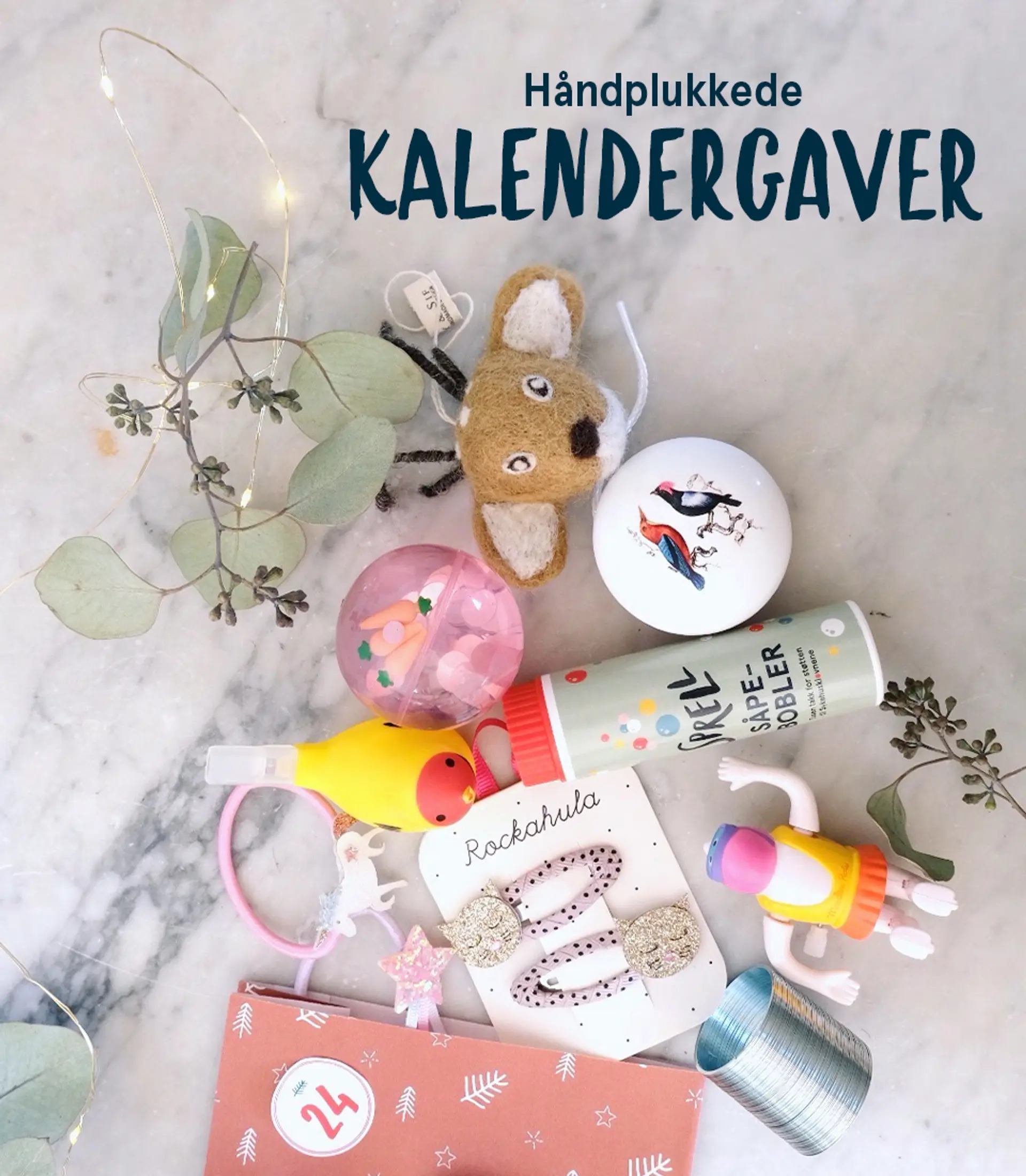 Julekalendere og kalendergaver - magisk nedtelling til jul. Fotografi av kalenderposer som henger på en snor.