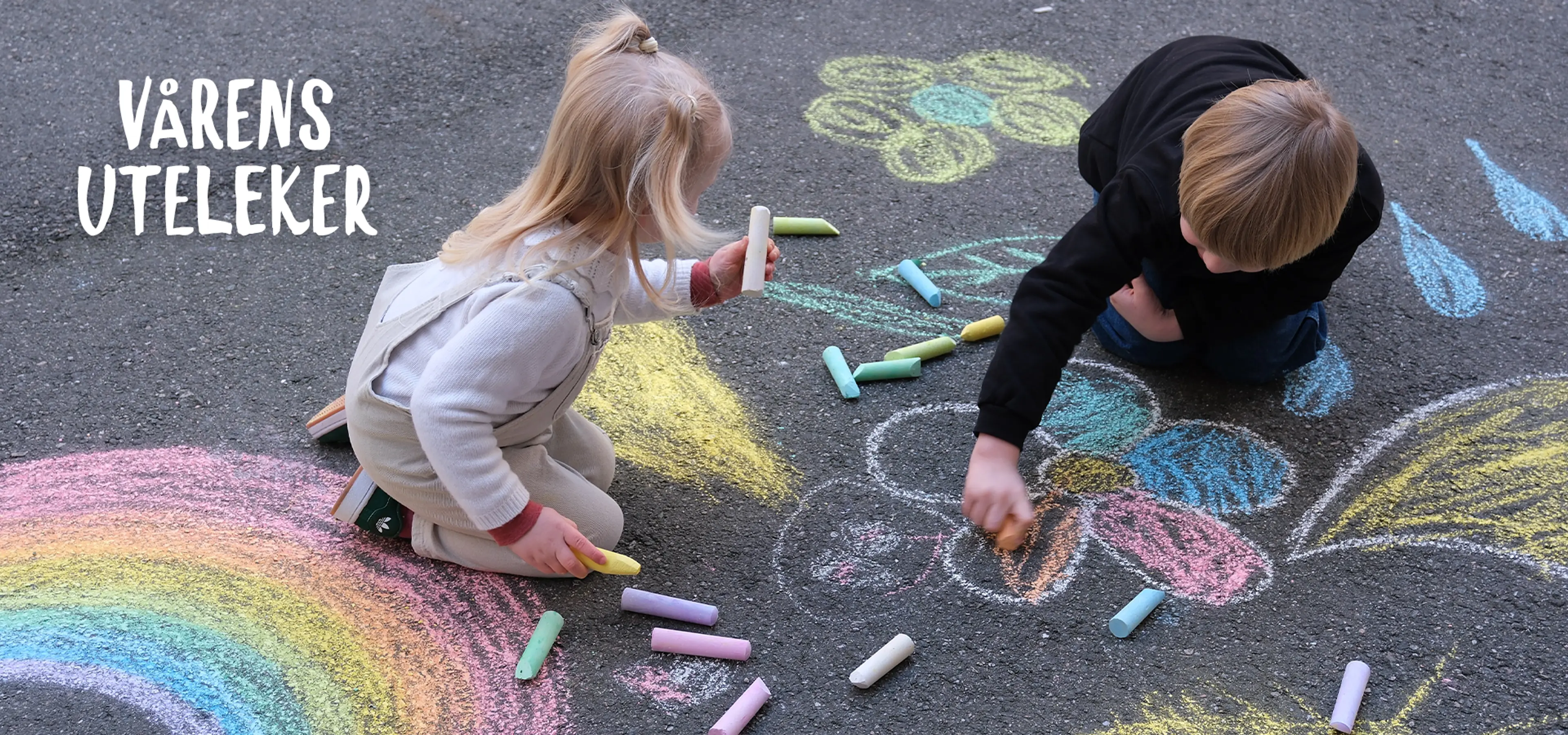 Tid for karneval - men utkledning er gøy hele året! Rollelek gir god sosial trening. Fotografi av barn utkledd i kostyme.
