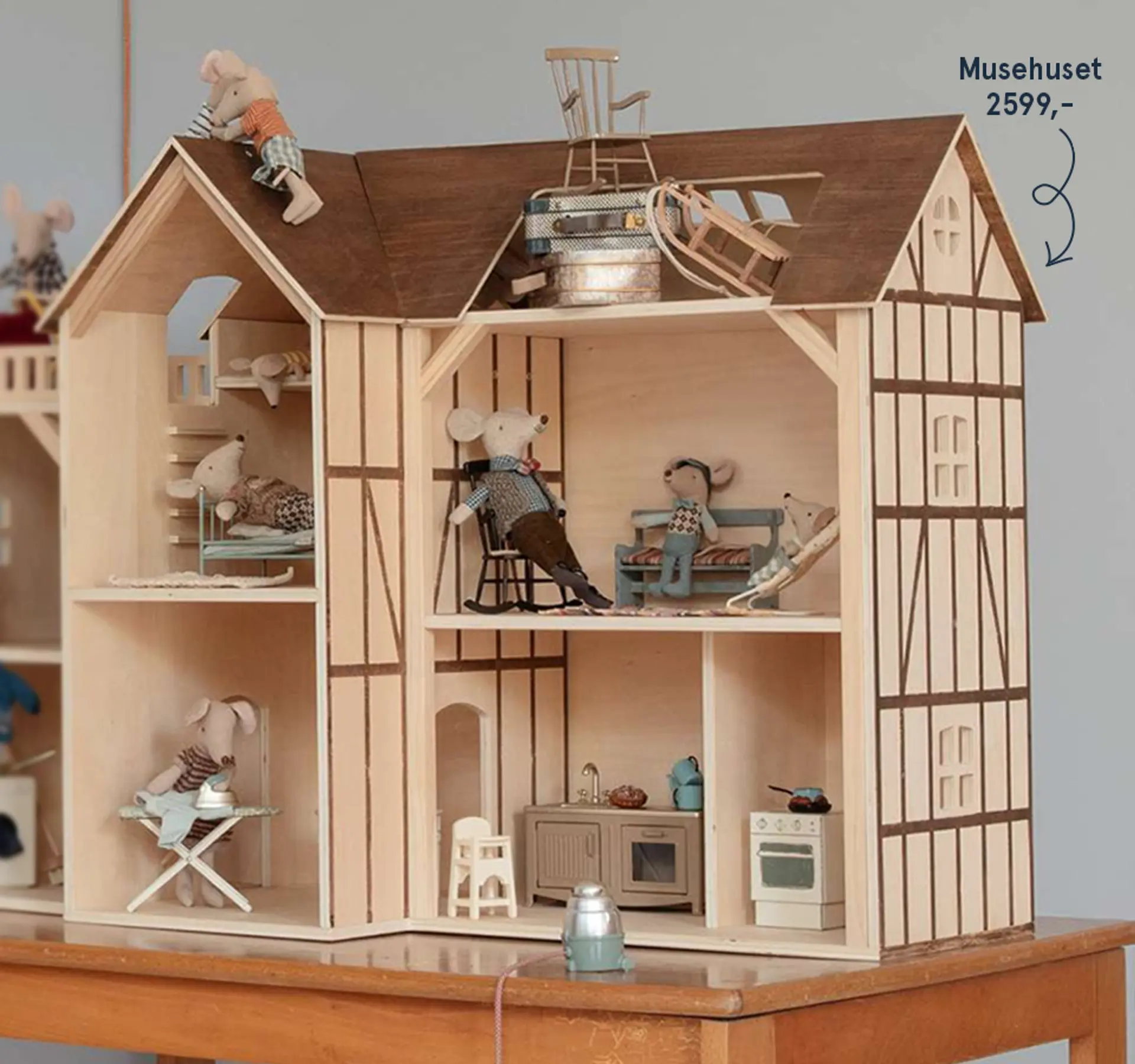 Fotografi av musehuset med dukker og tilbehør.
