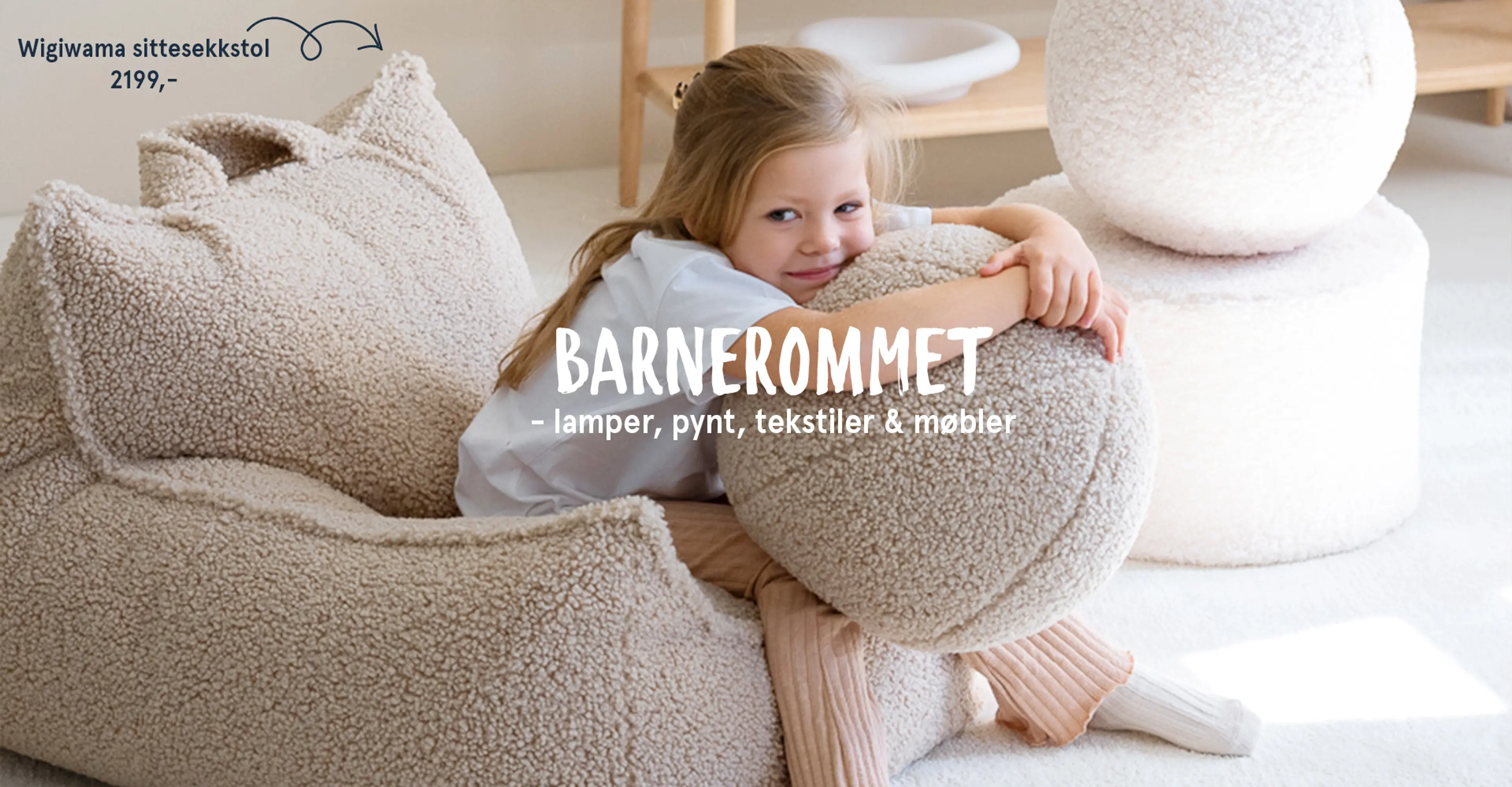 "Barnerommet - lamper, pynt, tekstiler & møbler". Oliver Furniture barne- og babyseng i eik stående på et barnerom..