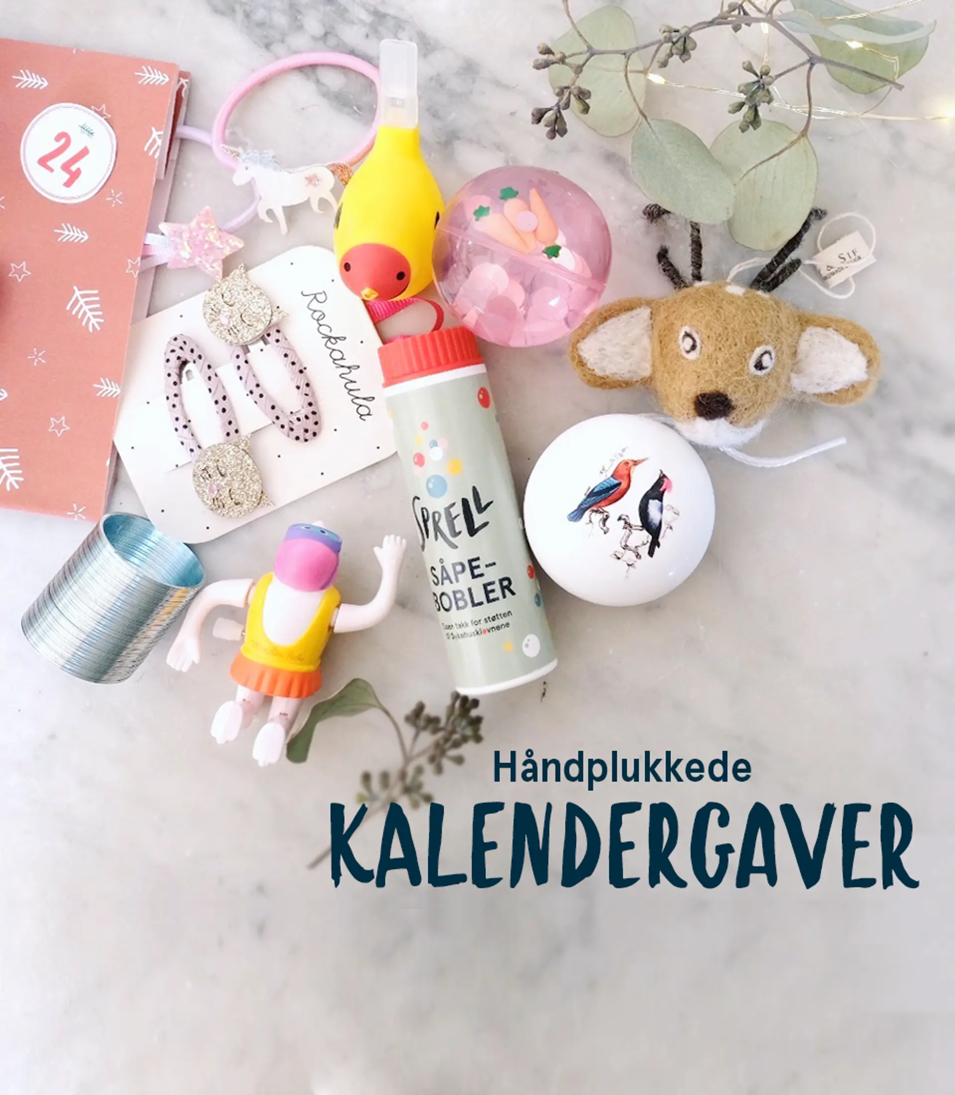 Julekalendere og kalendergaver - magisk nedtelling til jul. Fotografi av kalenderposer som henger på en snor.