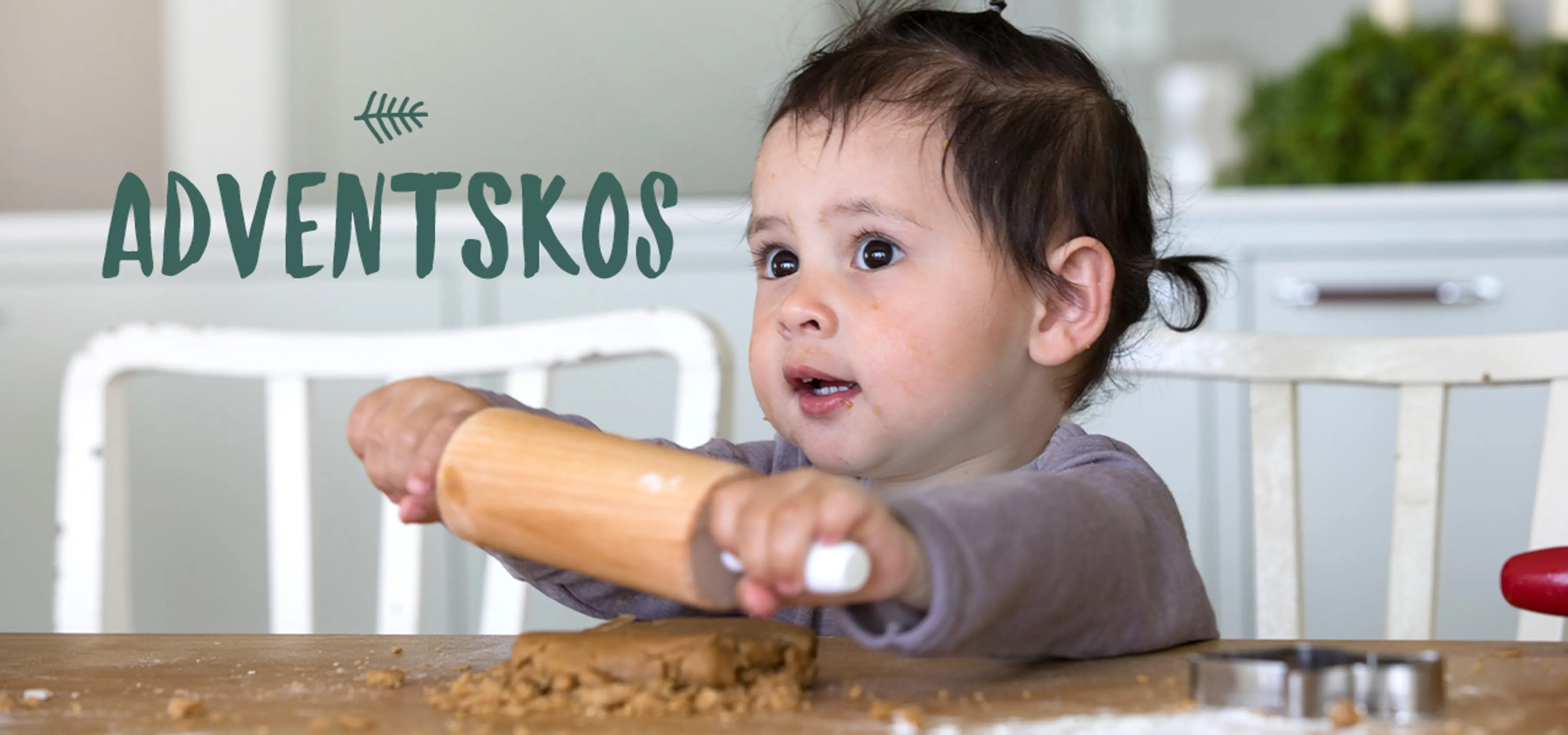 Adventskos. Fotografi av jente som baker.