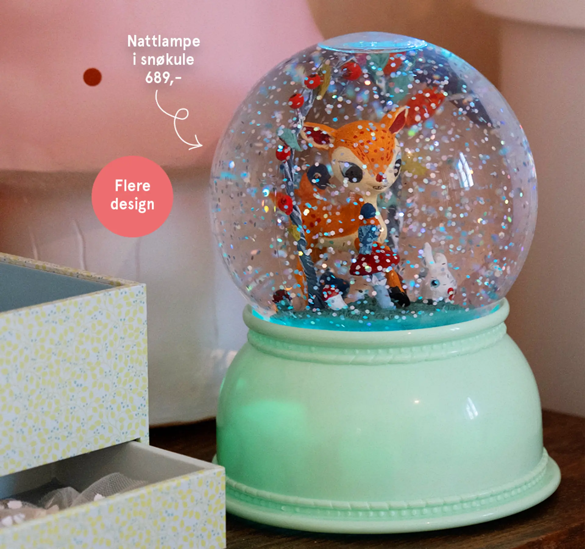 Fotografi av nattlampe i snøkule med rådyr - finnes i flere design.