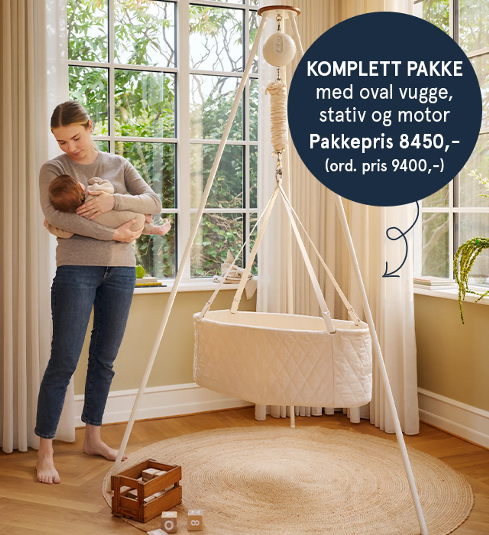 Fotografi av mamma og barn ved MoonBoon Komplett pakke med oval vugge, stativ og motor.