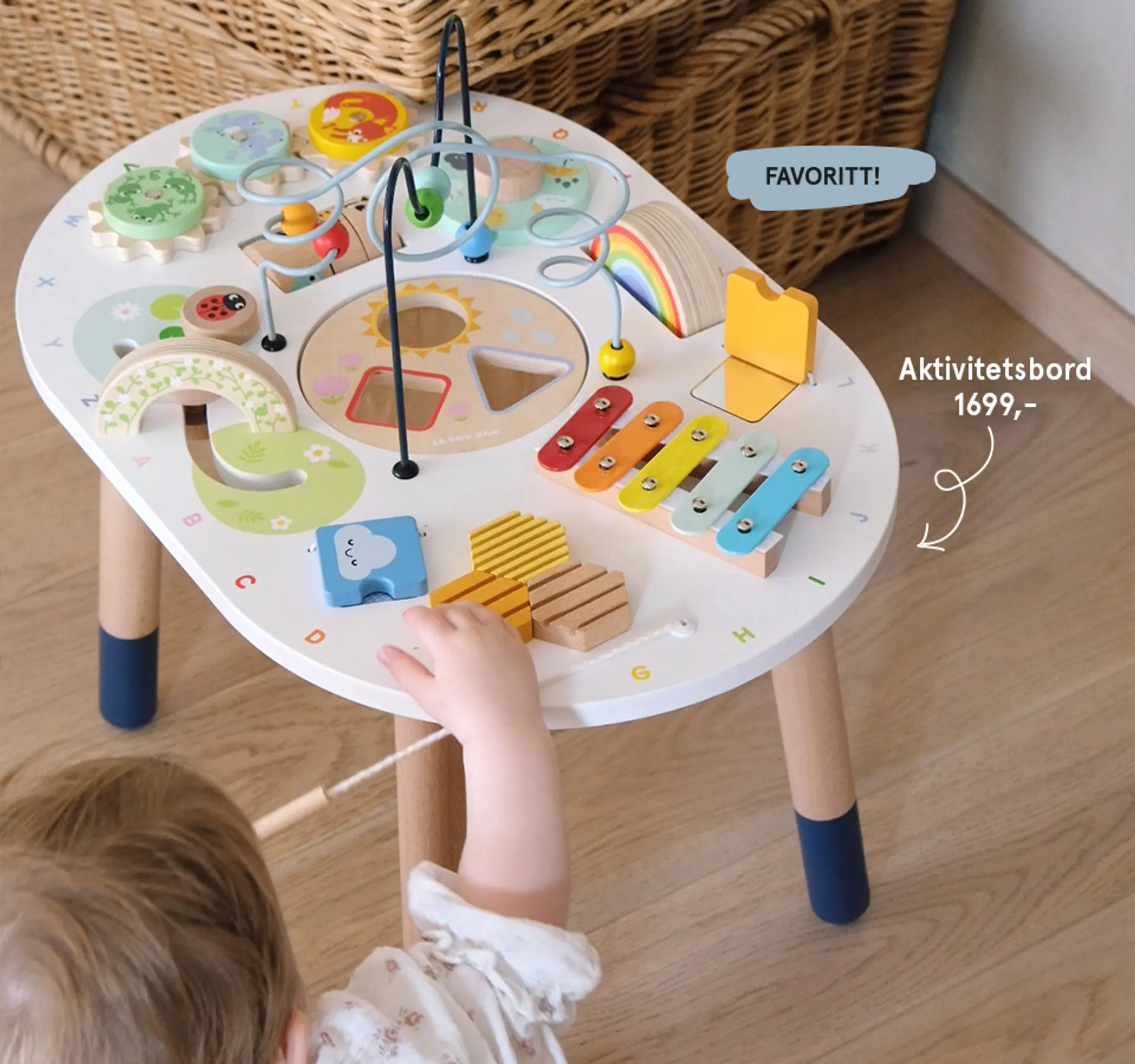 Fotografi av barn som leker med aktivitetsbord - favoritt!