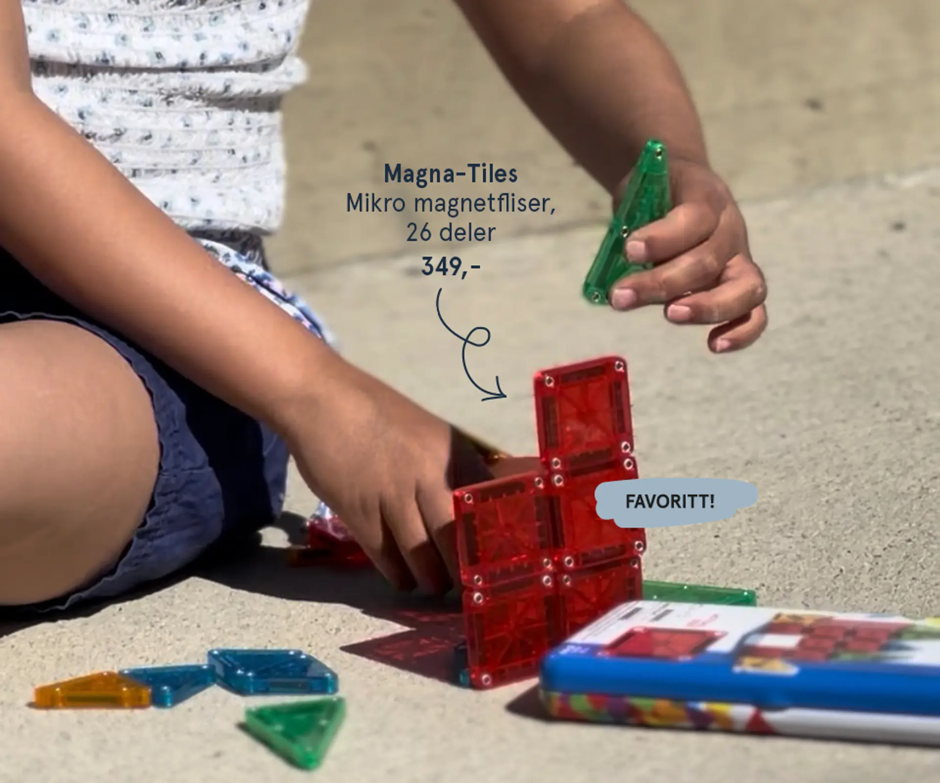 Fotografi av barn som leker med Magna-Tiles mikro magnetfliser, 26 deler - favoritt!