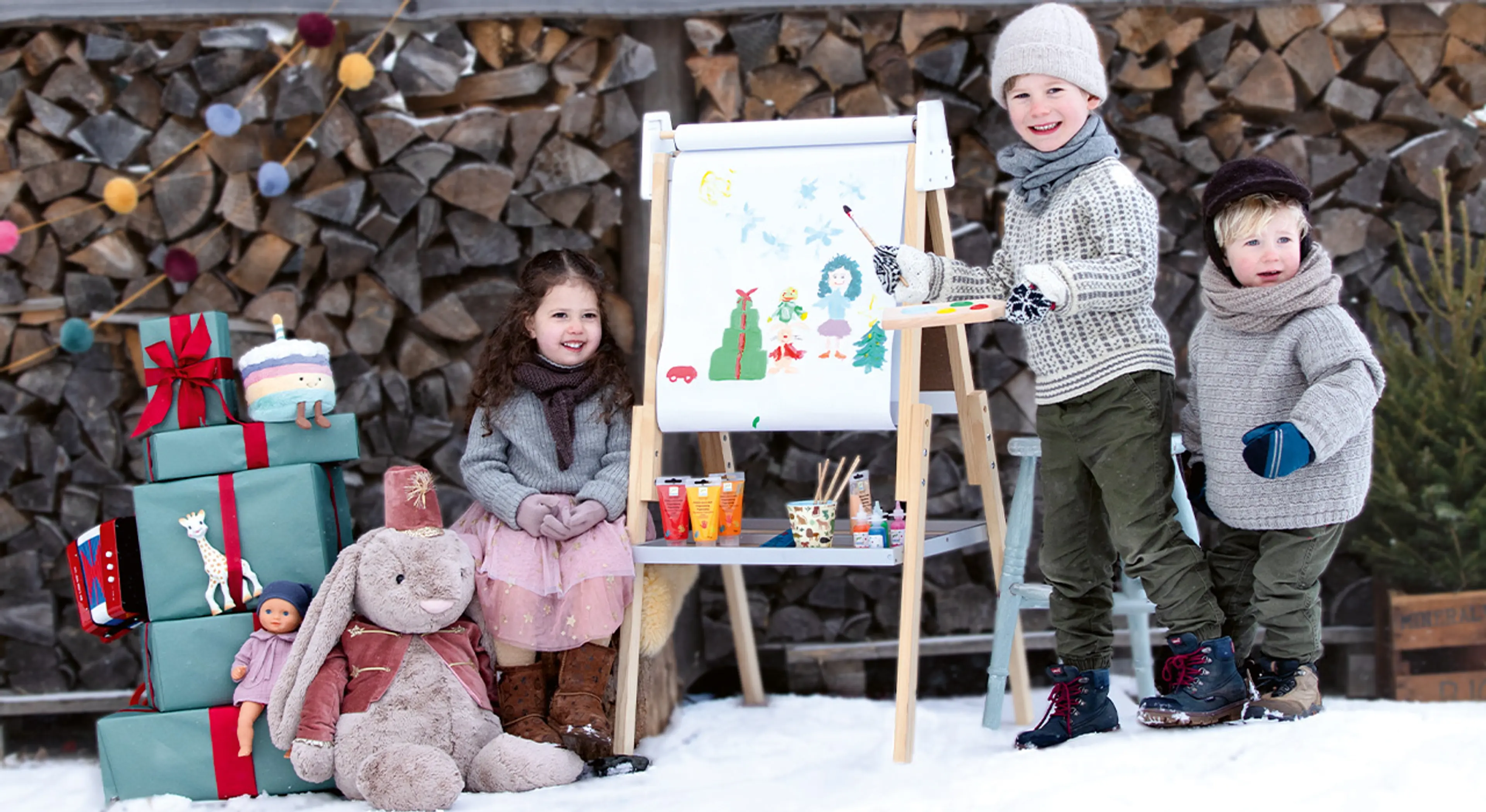 Fotografi av barn som leker ute i snøen.
