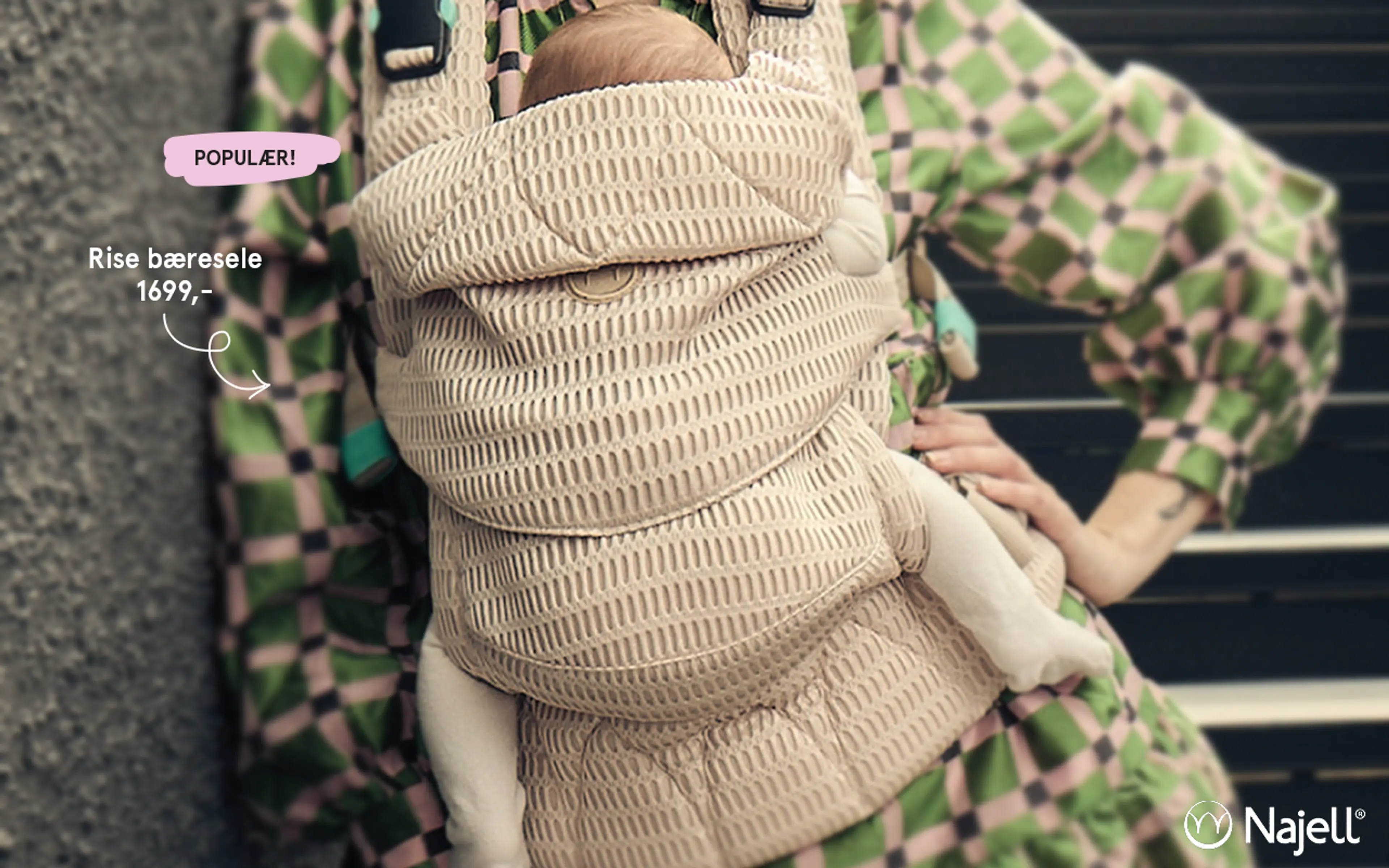 Fotografi av en mor som bærer baby i Rise bæresele fra Najell - populær!