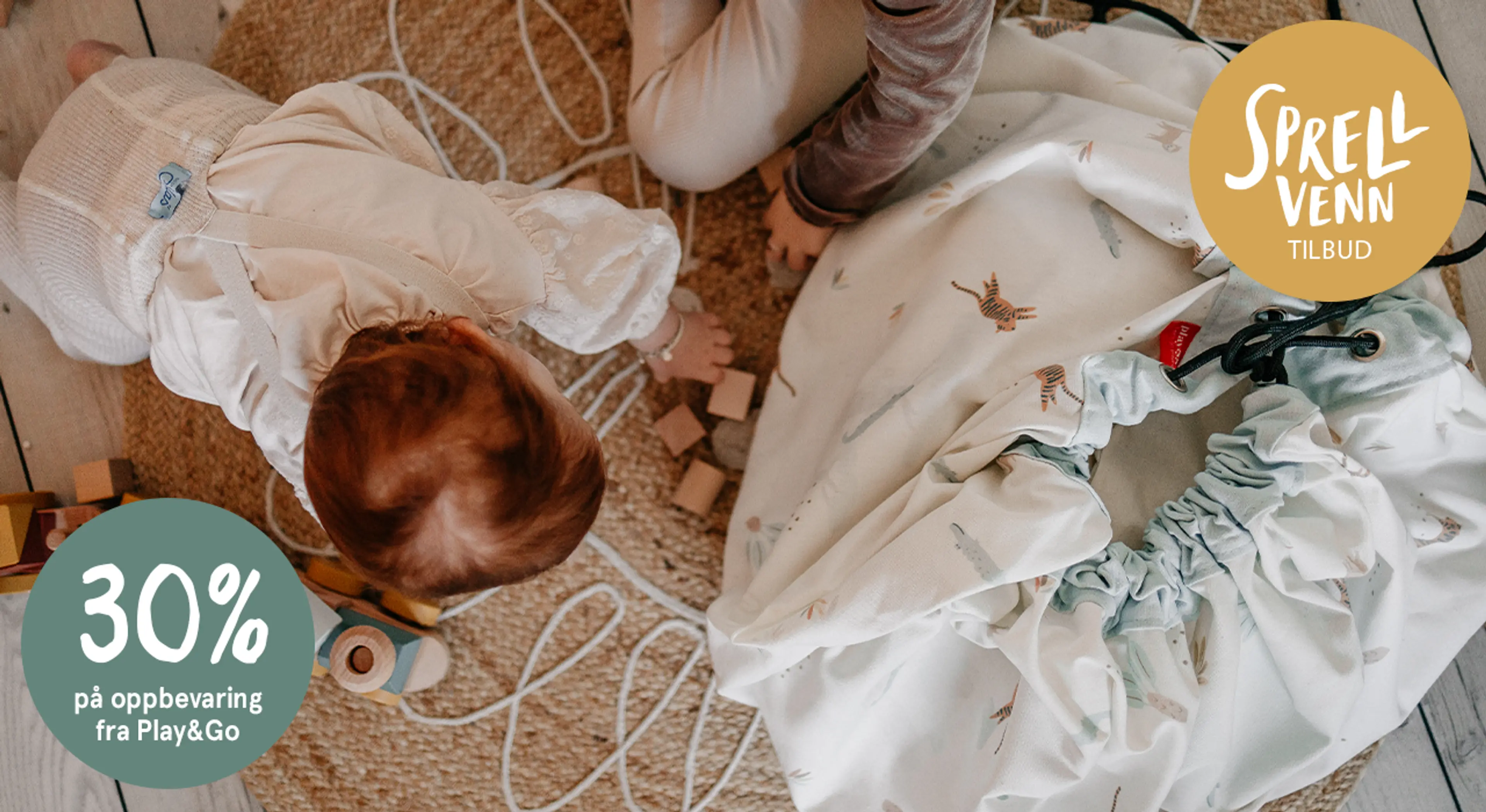 Sprellvenntilbud! 30% på oppbevaring fra Play&Go. Tilbudet varer fra 2. januar - 1. februar 2026. Fotografi av barn som leker ved lekematten.