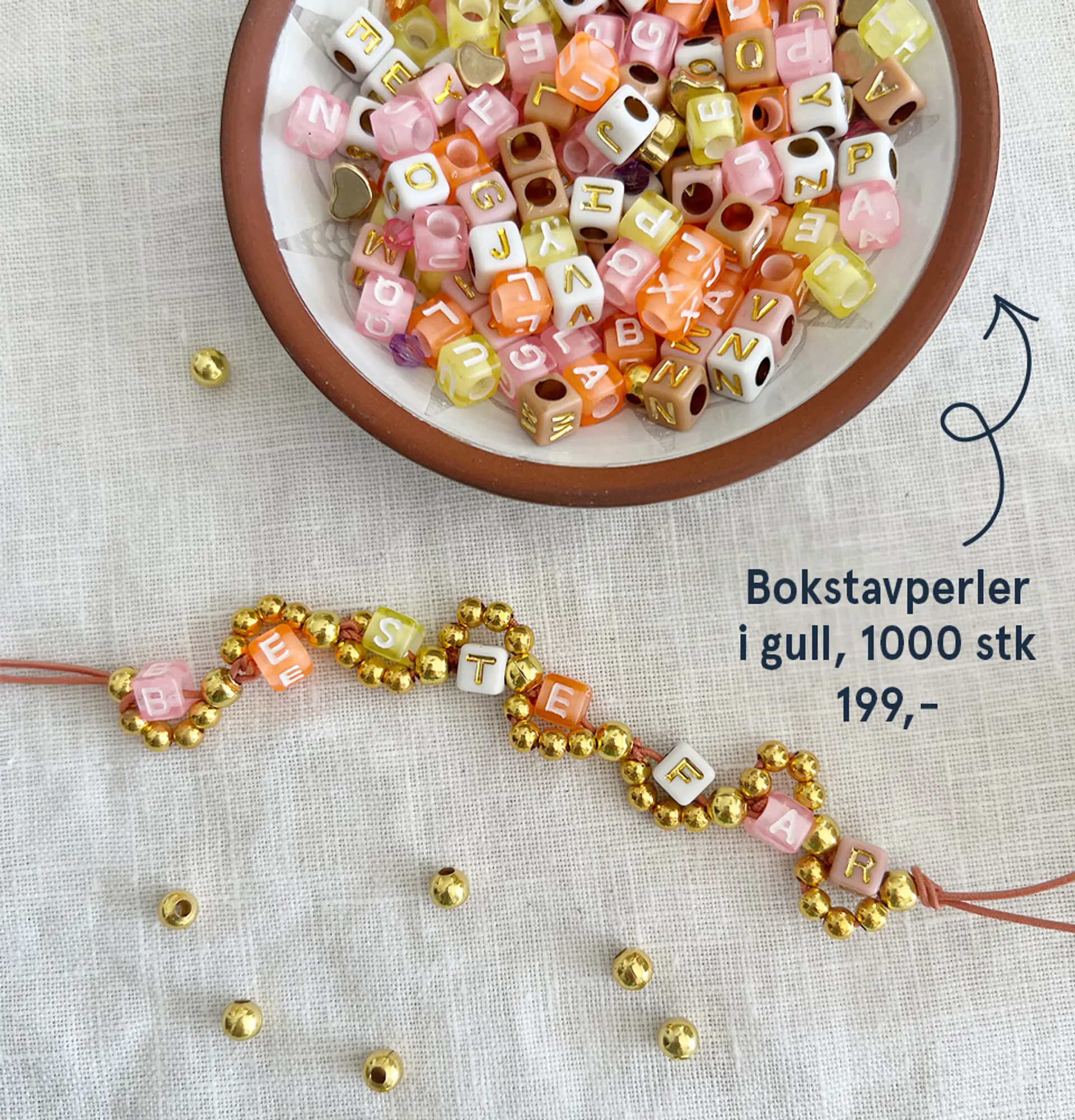 Fotografi av et armbånd med teksten "bestefar" perlet med Djeco sine bokstavperler i gull, 1000 stk til 199 kr.