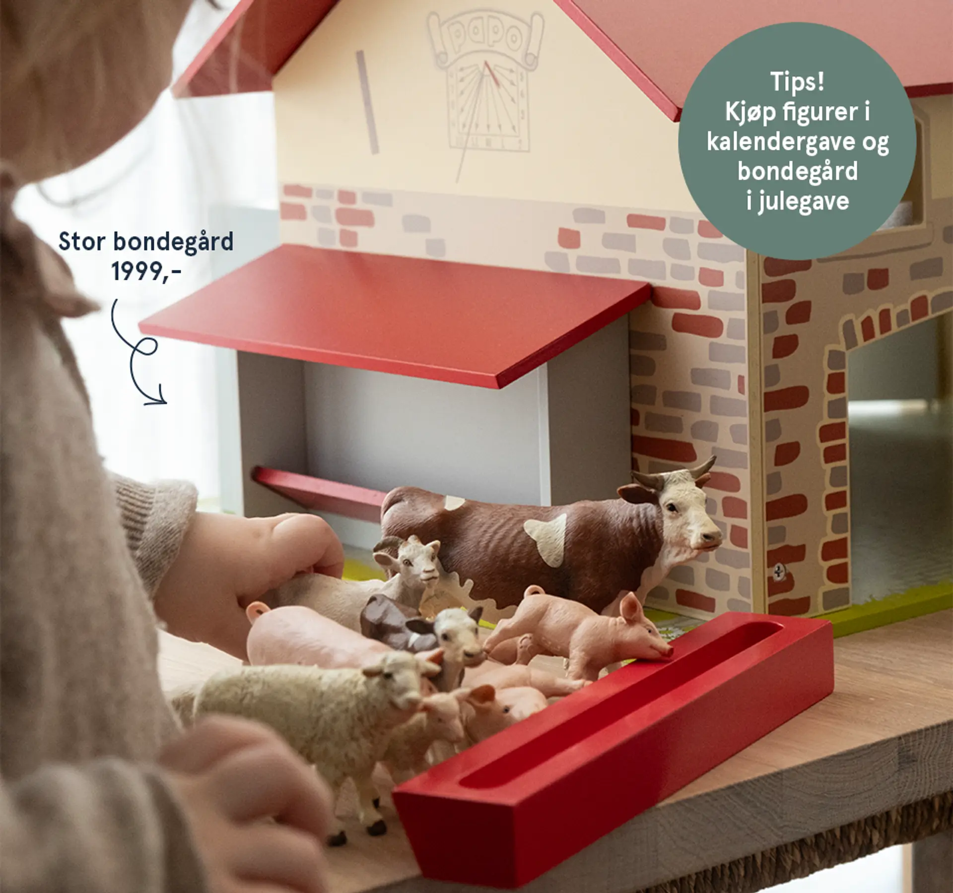 Tips! Kjøp figurer i kalendergave og bondegård i julegave. Fotografi av barn som leker med Papo bondegård og dyr.