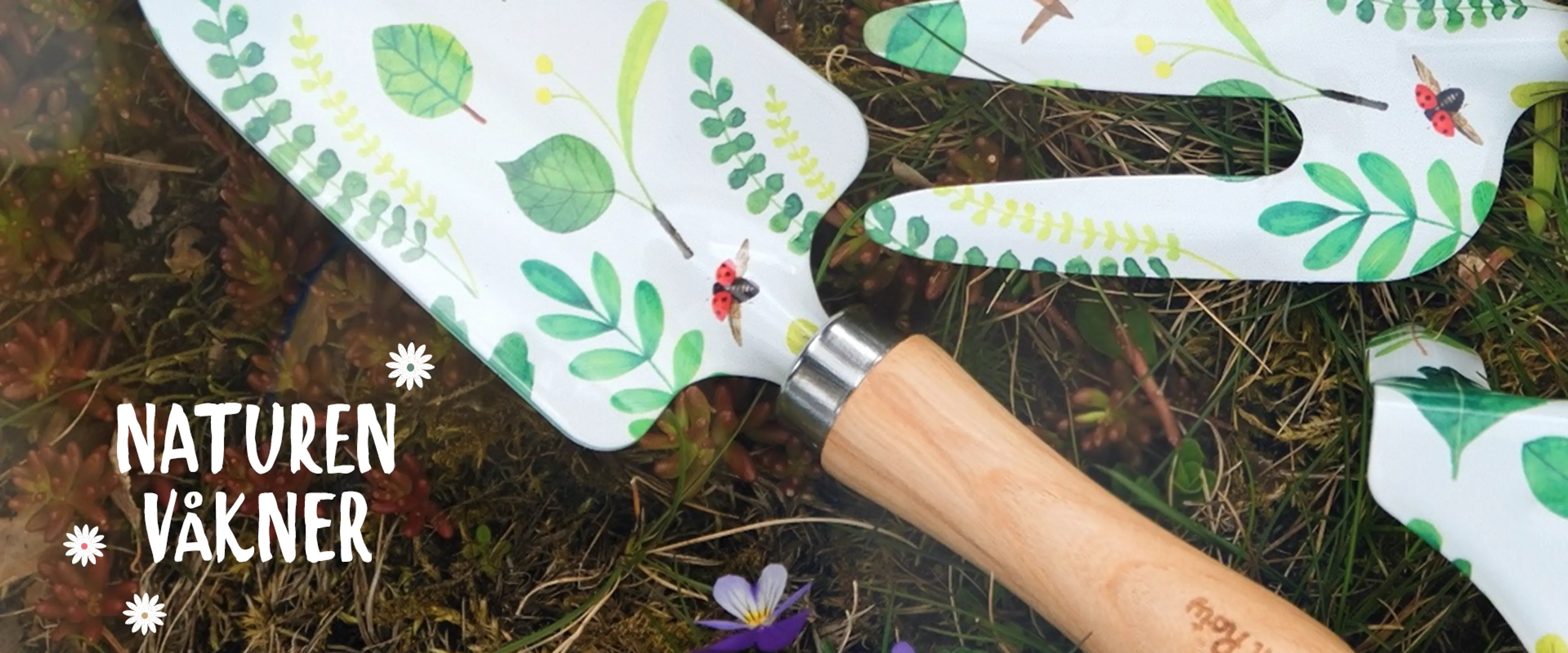 Tid for karneval - men utkledning er gøy hele året! Rollelek gir god sosial trening. Fotografi av barn utkledd i kostyme.