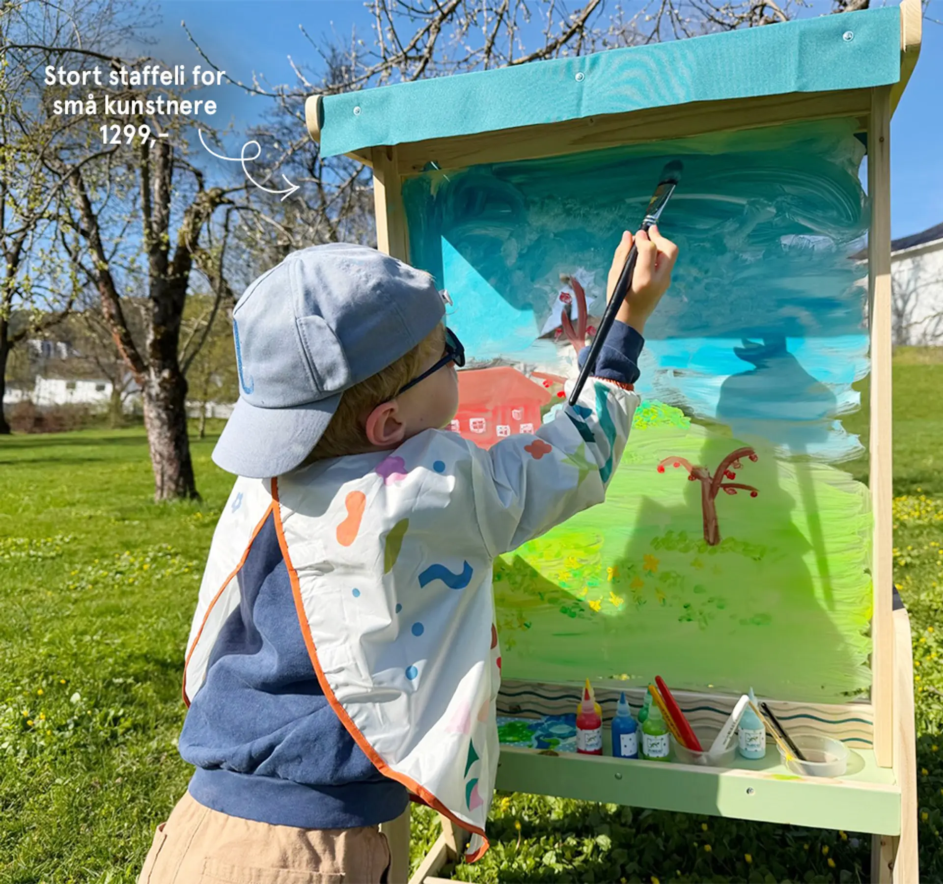 Fotografi av barn på sparkesykkel Highwaykick 1 med styrestang. Populær løpe- og sparkesykkel med foldesete og 3 hjul. Justerbart sete og styre. Finnes i flere farger.