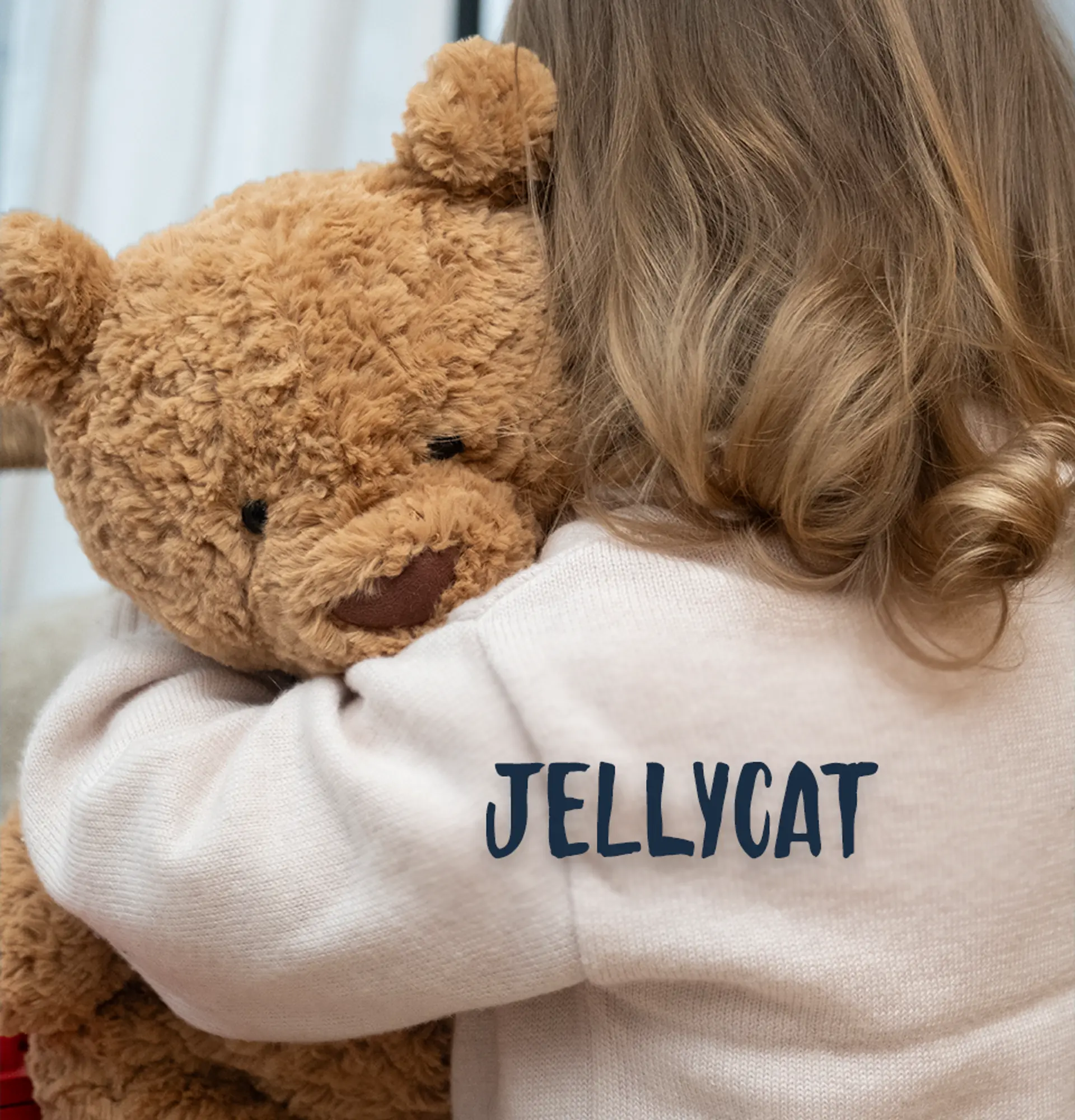Jellycat Bartholomew bear og Bashful bunny gir hverandre en klem. Illustrasjonsbilde.