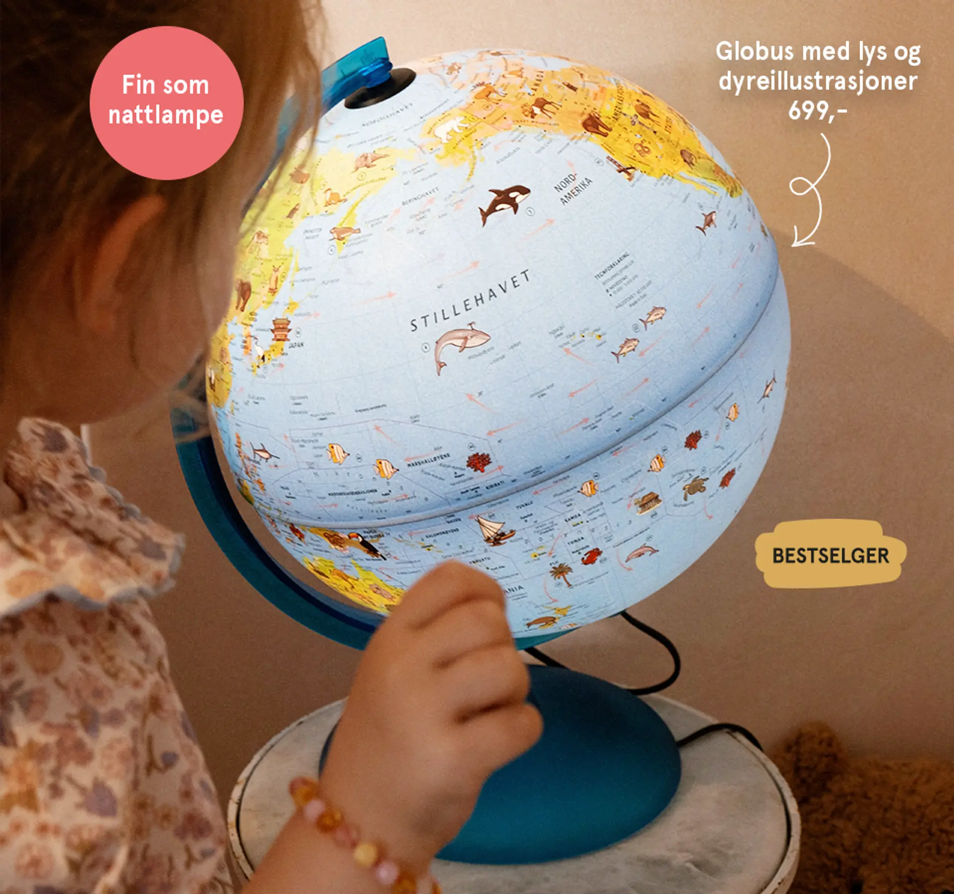 Fotografi av barn som leker med globus med lys og dyreillustrasjoner - bestselger! Fin som nattlampe.