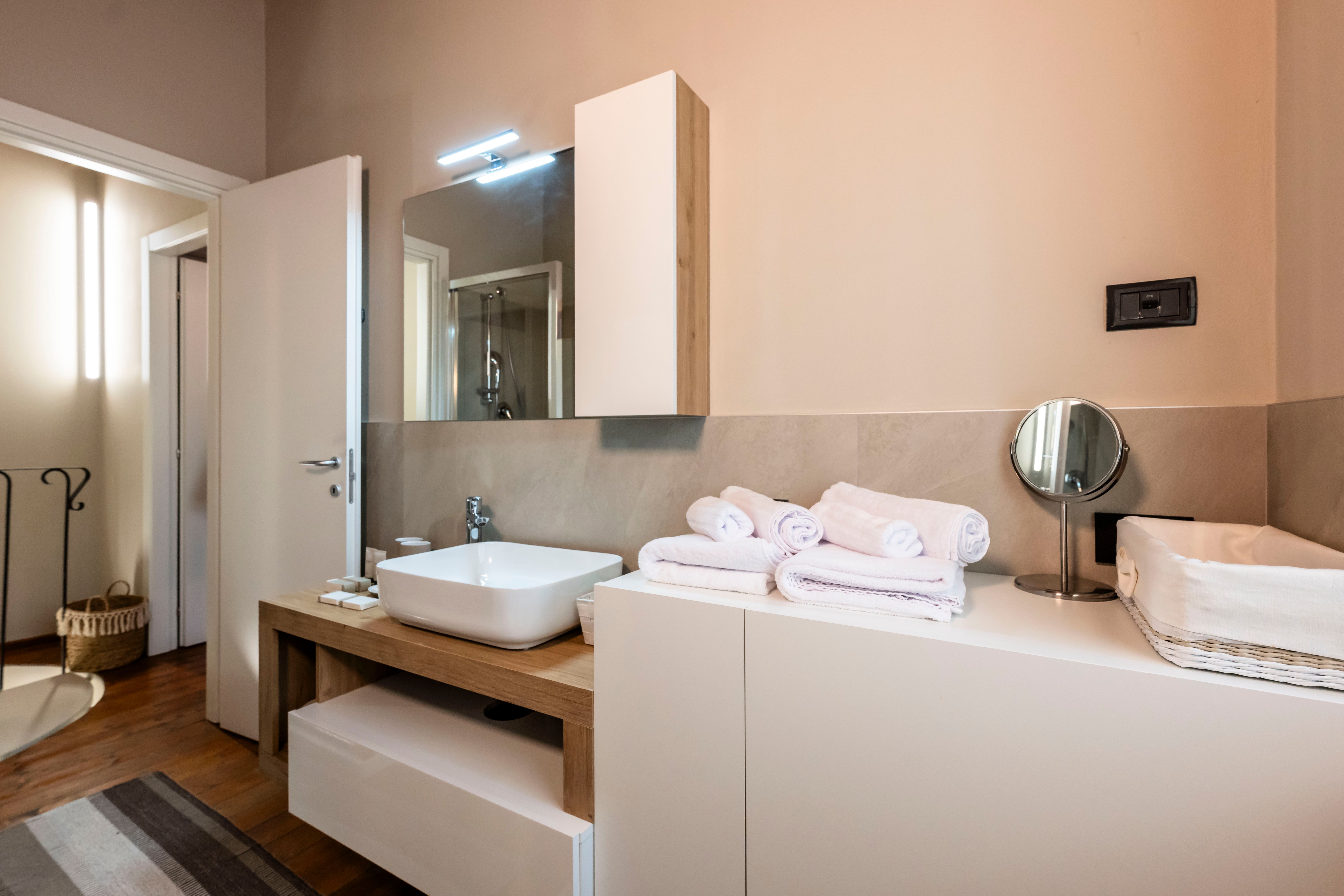 Nasti Lake and Pool Bathroom