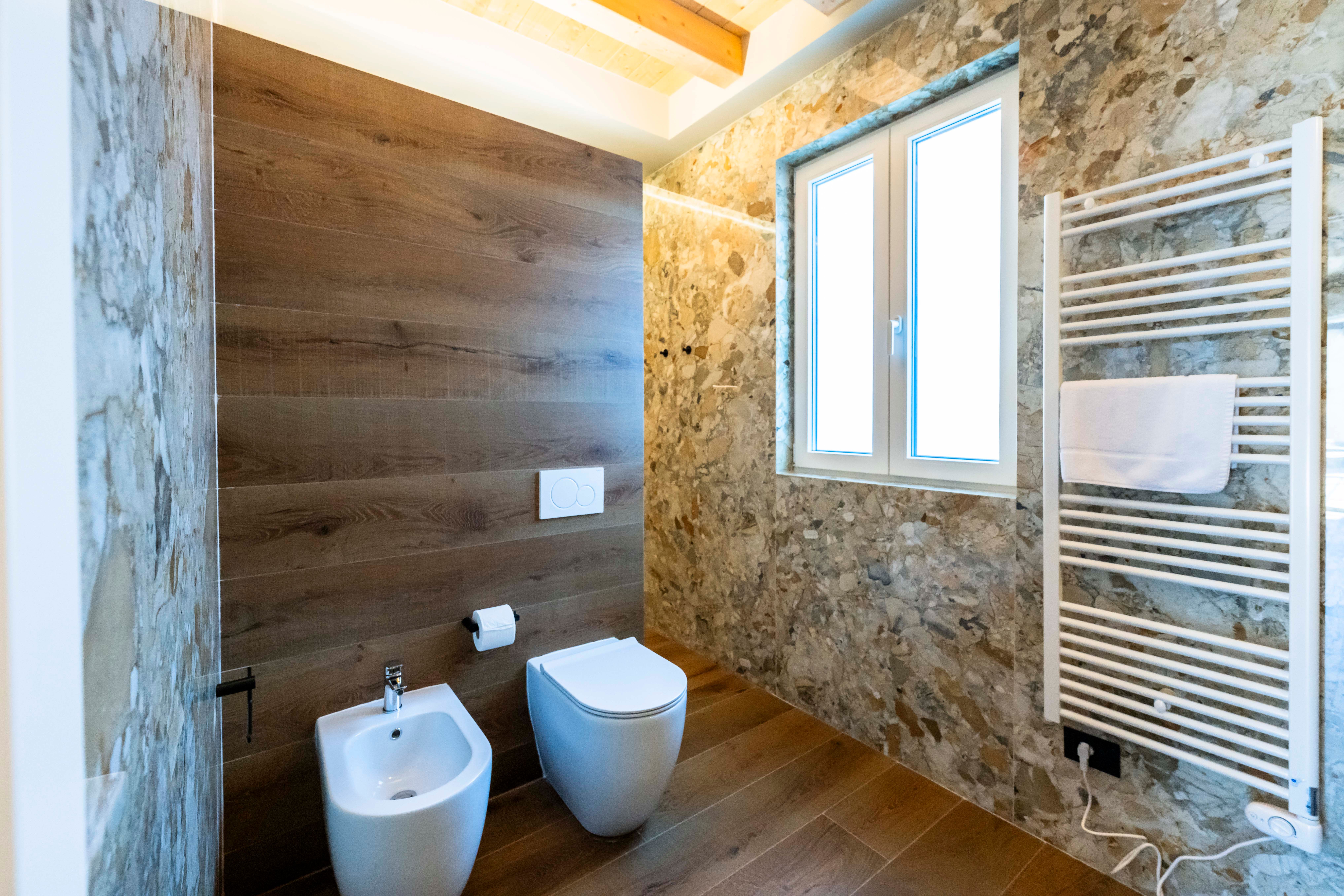 Franciacorta and Lake Acqua Bathroom