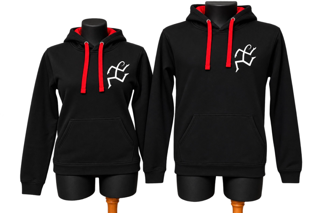 Zwei schwarze Hoodies mit roten Kordeln und weißer Logofigur auf der Brust