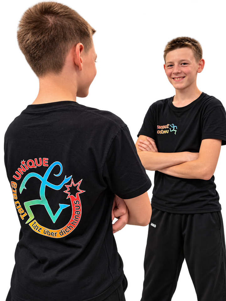Schwarzes Shirt von hinten mit großem farbigem Logo