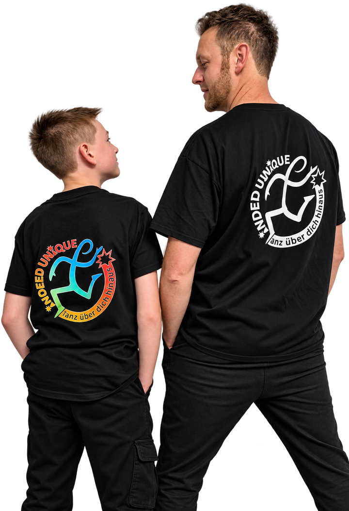 Vater und Sohn von hinten: Logo am Rücken – einmal farbig, einmal weiß